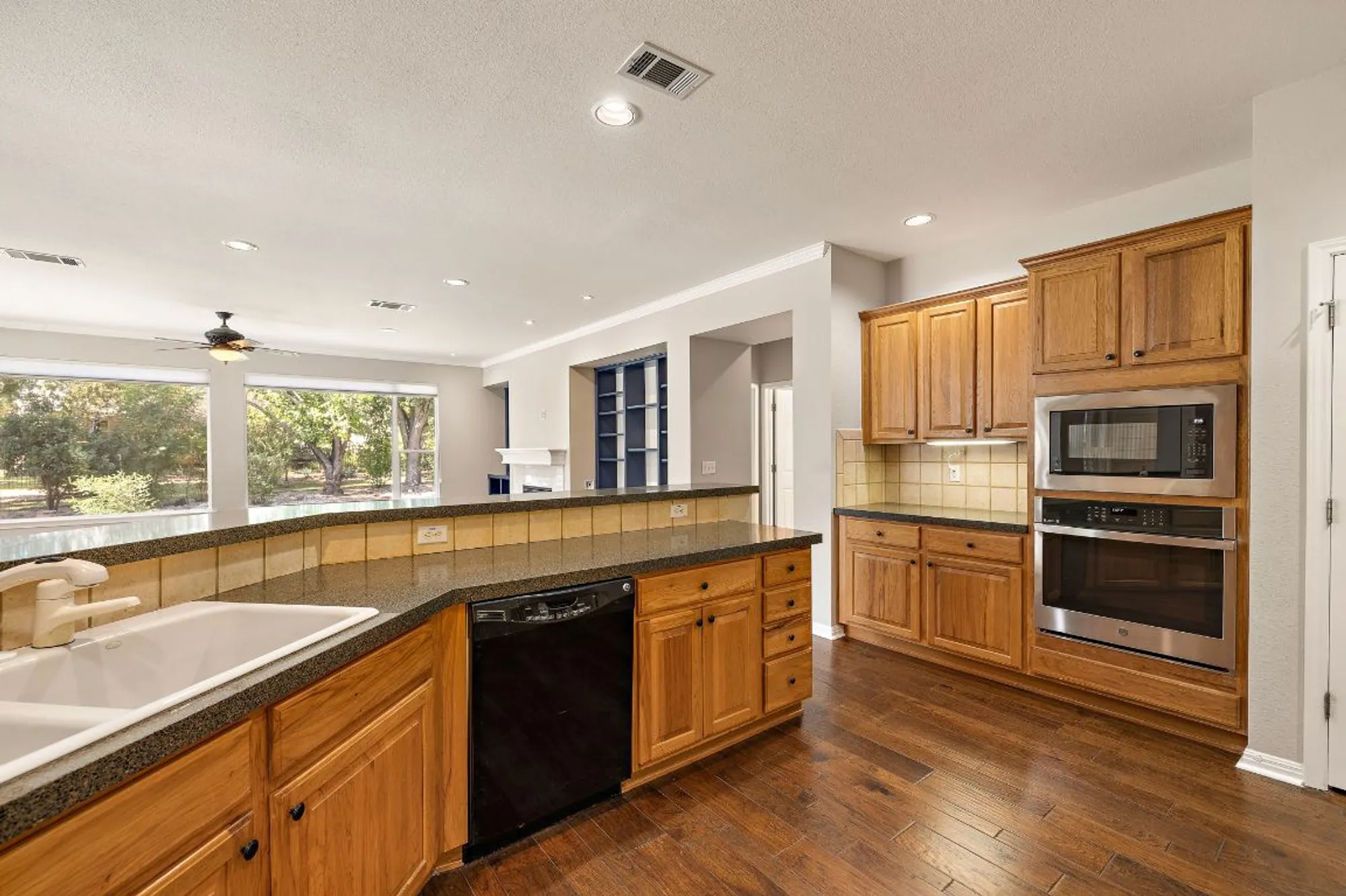 Property Slideshow image 19 of 36 | 105 liatris ln, Georgetown, TX, 78633