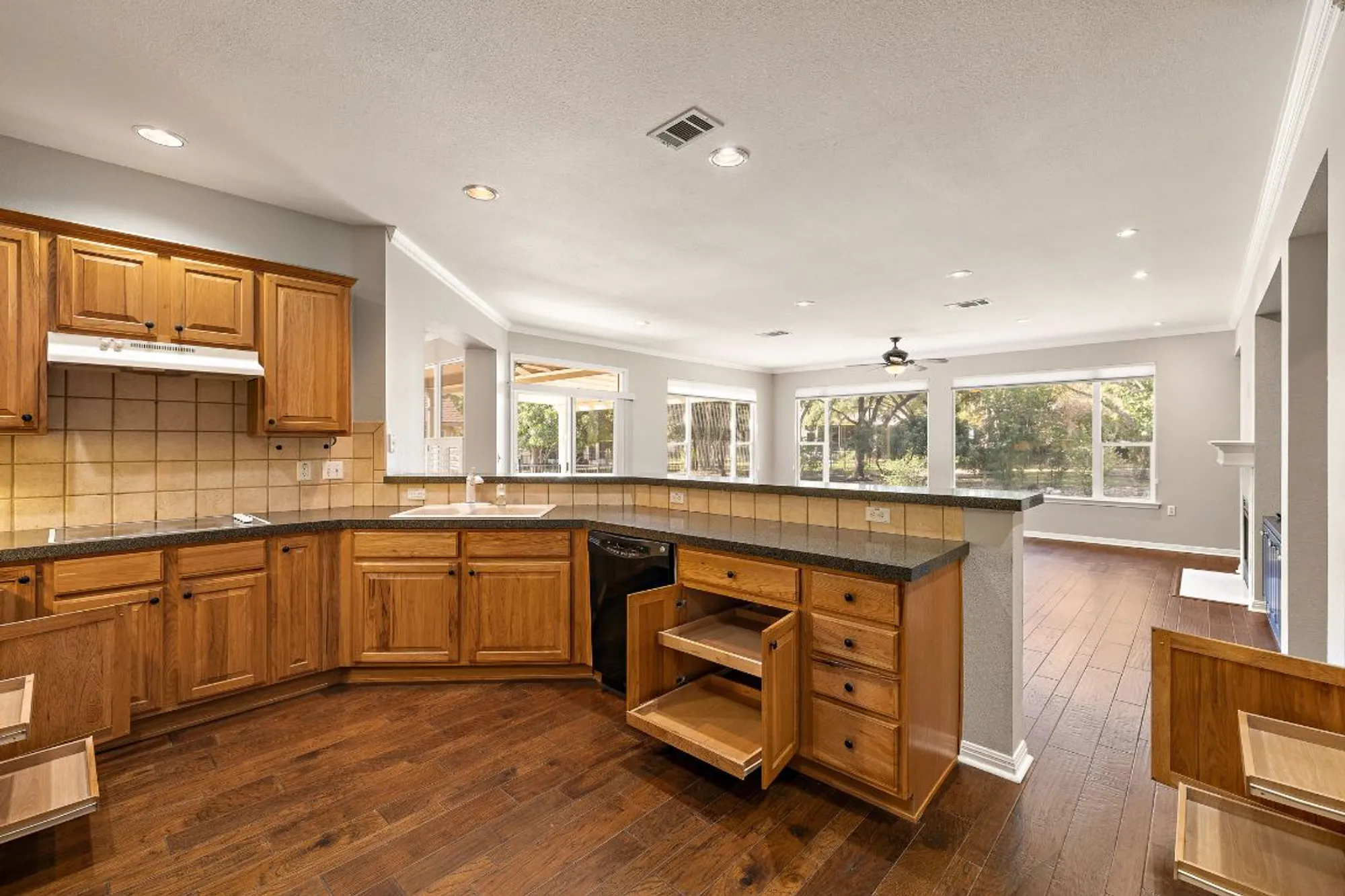 Property Slideshow image 20 of 36 | 105 liatris ln, Georgetown, TX, 78633