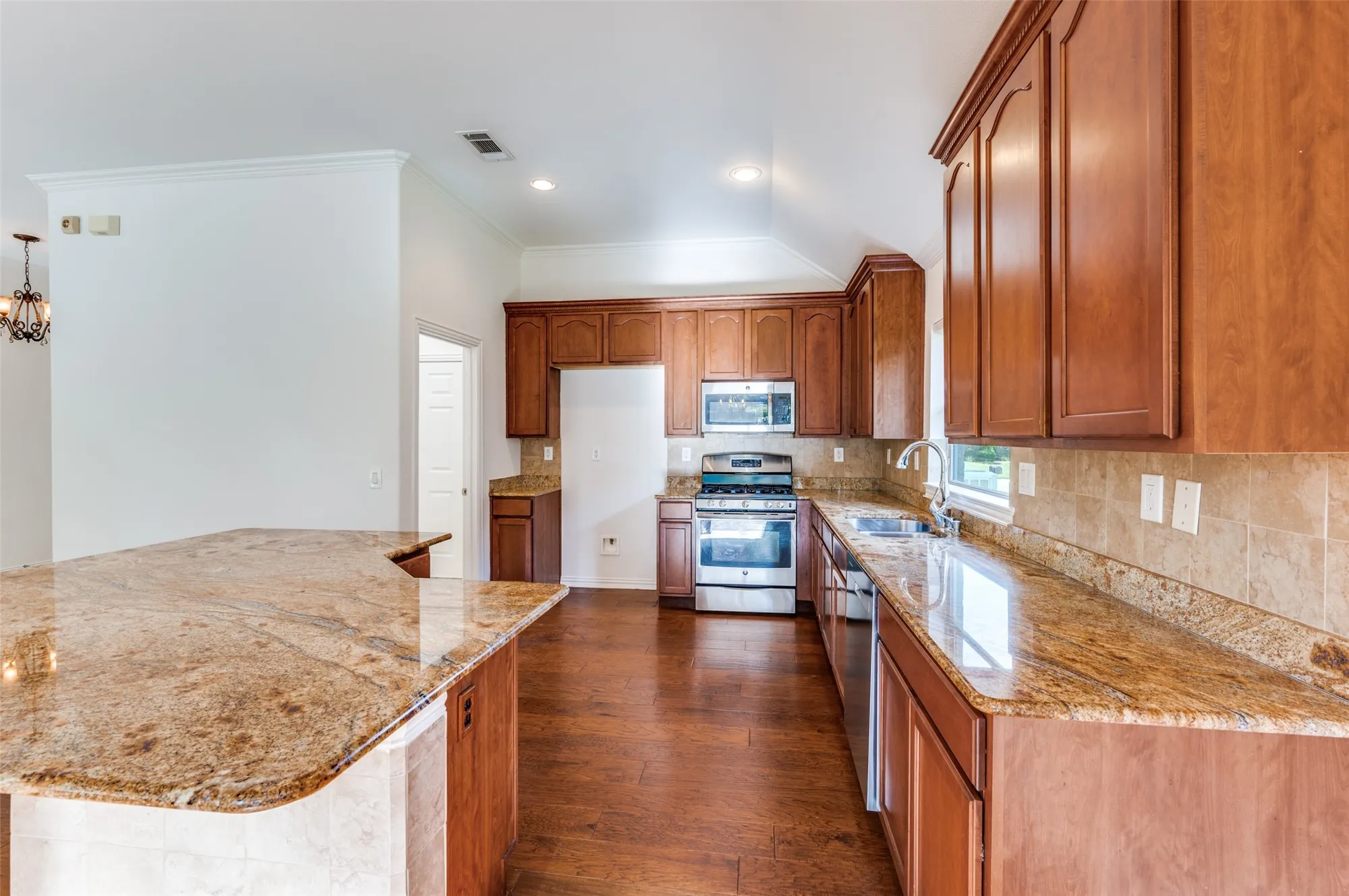 Property Slideshow image 10 of 26 | 11009 southerland dr, Denton, TX, 76207