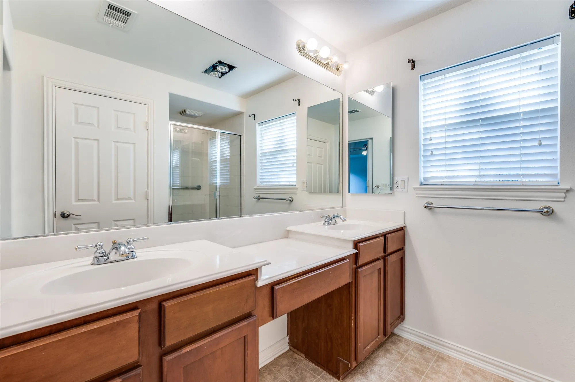 Property Slideshow image 20 of 26 | 11009 southerland dr, Denton, TX, 76207