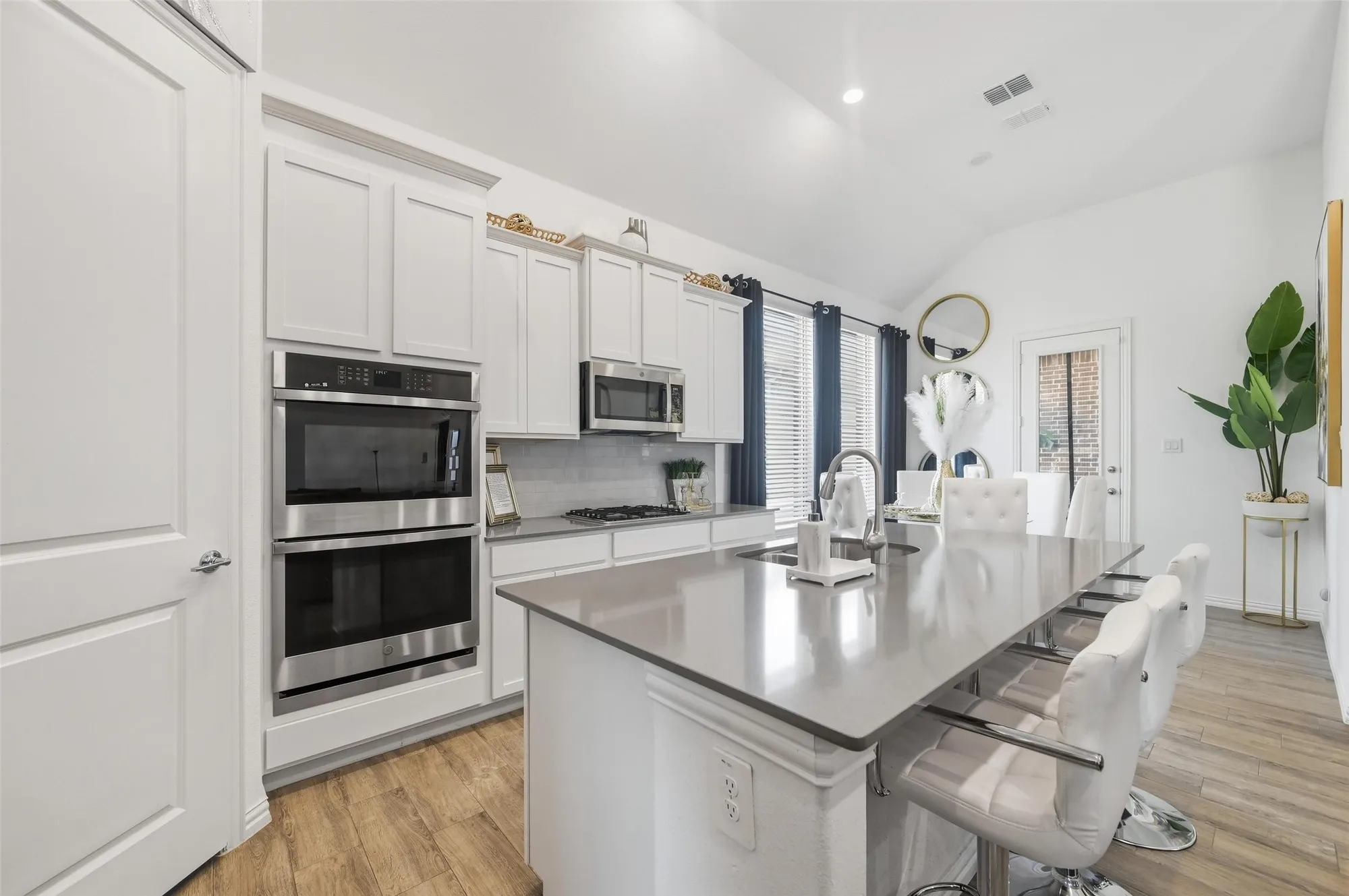 Property Slideshow image 6 of 34 | 1941 spotted fawn dr, Arlington, TX, 76005