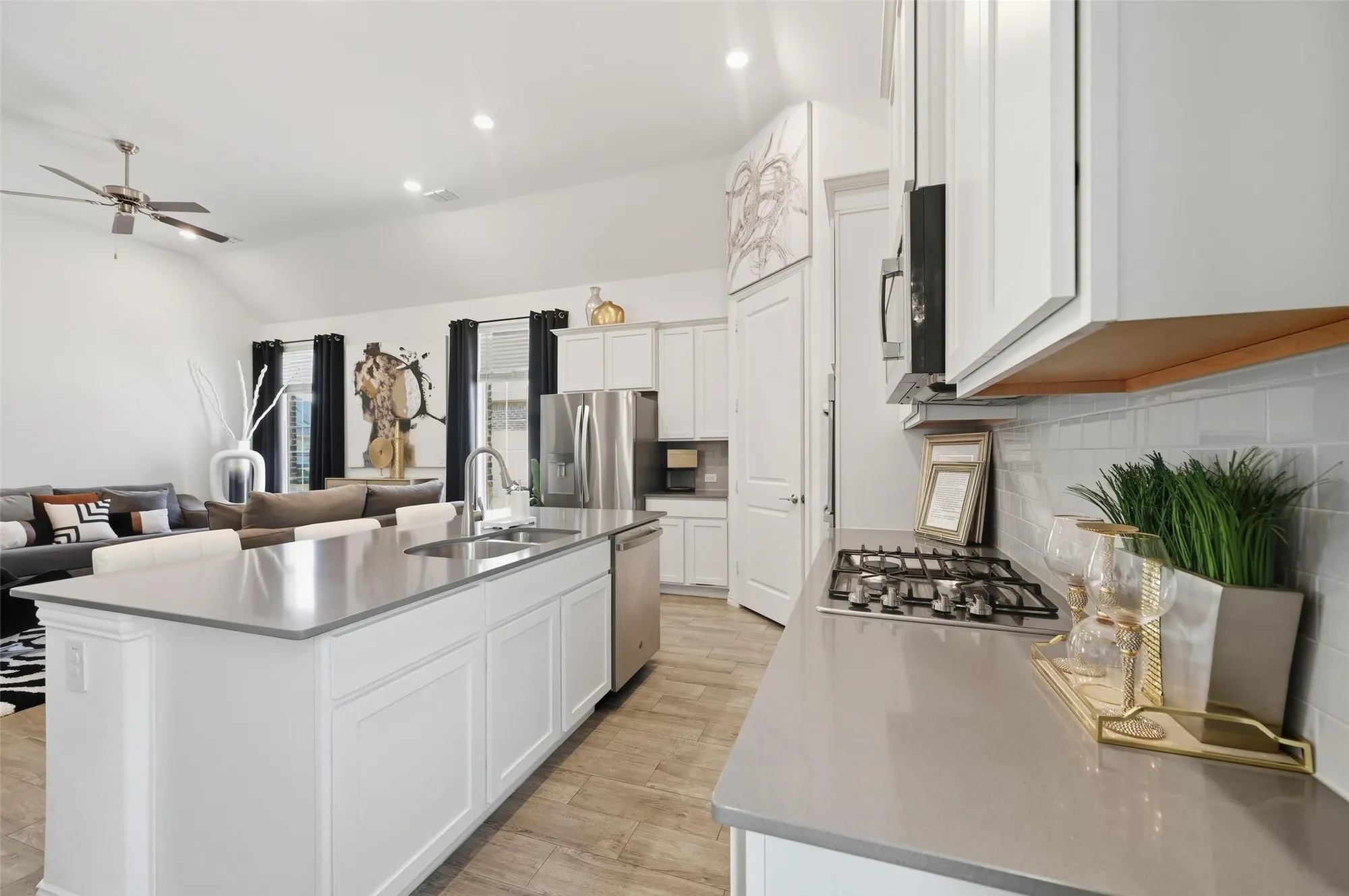 Property Slideshow image 8 of 34 | 1941 spotted fawn dr, Arlington, TX, 76005