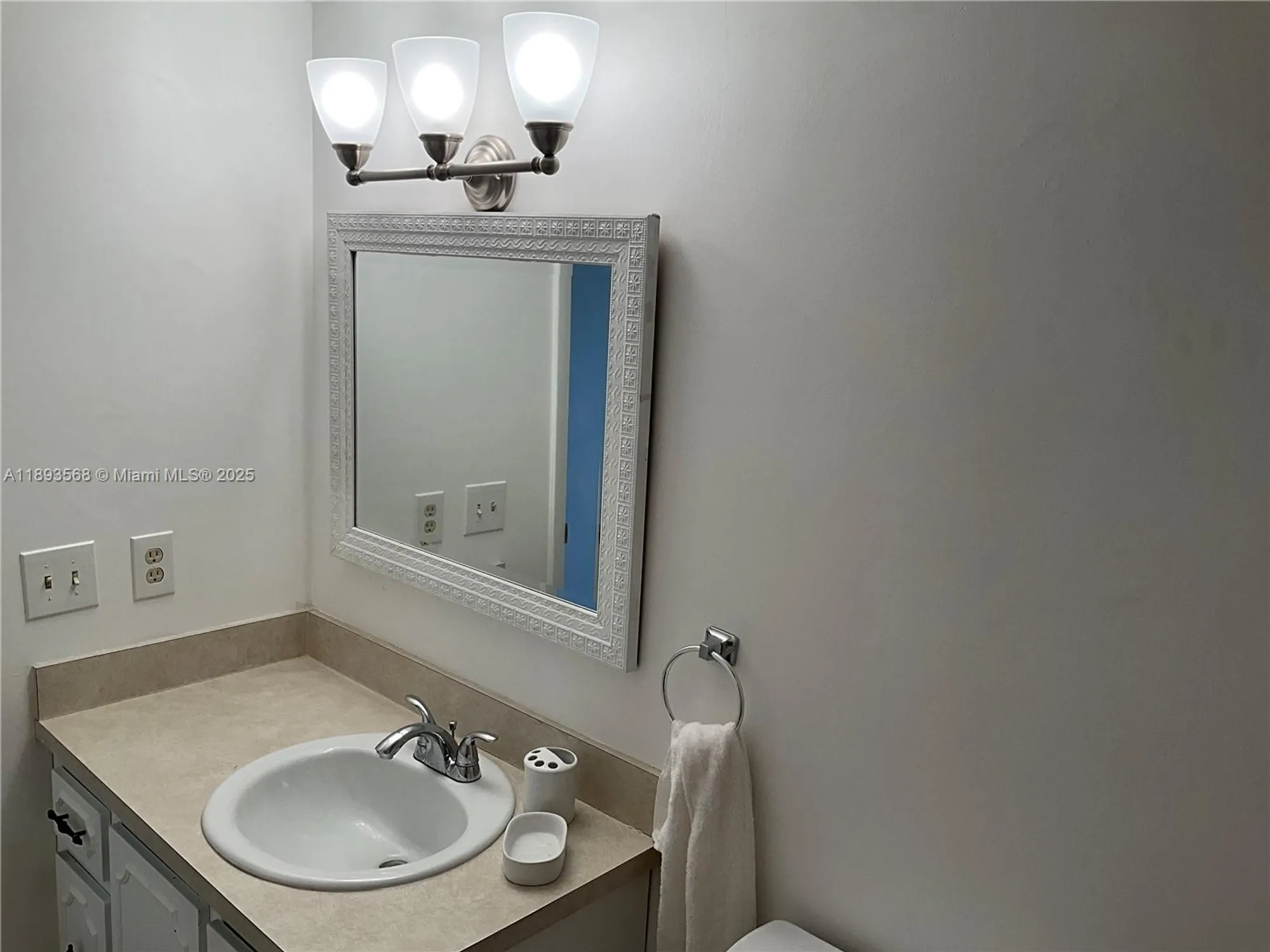 Property Slideshow image 15 of 19 | 201 se 11th ter 302, Dania Beach, FL, 33004