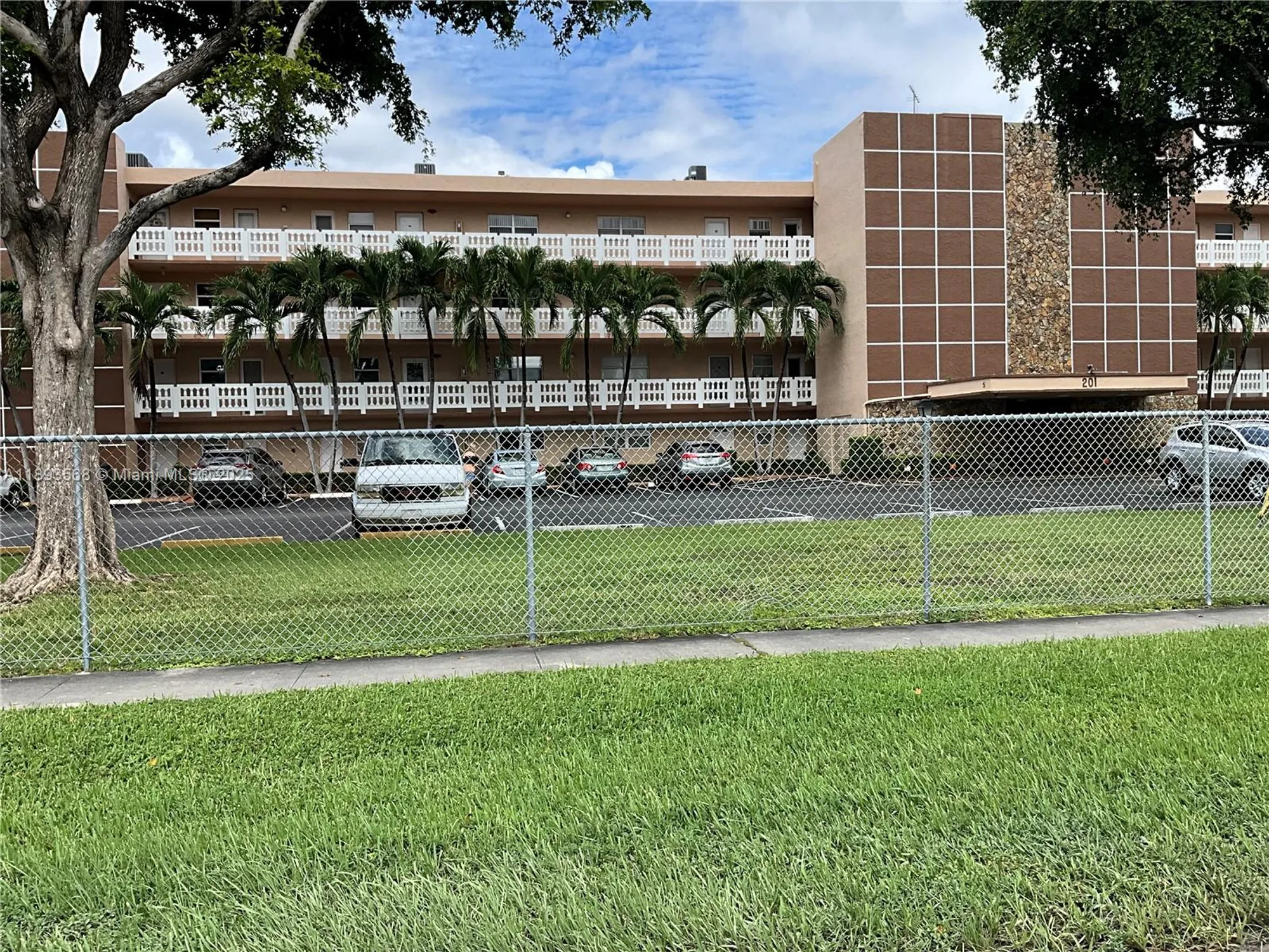 Property Slideshow image 1 of 19 | 201 se 11th ter 302, Dania Beach, FL, 33004