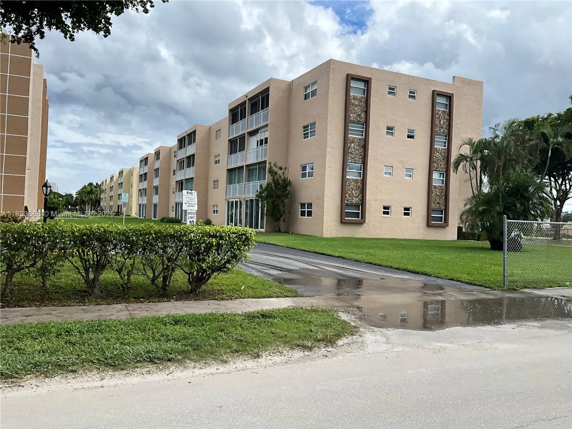 Property Slideshow image 2 of 19 | 201 se 11th ter 302, Dania Beach, FL, 33004