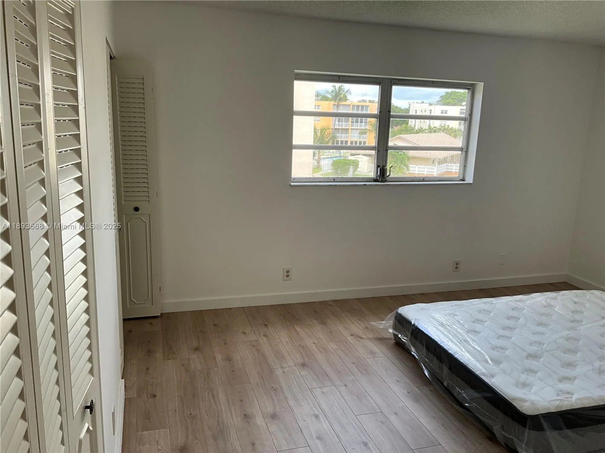 Property Slideshow image 8 of 19 | 201 se 11th ter 302, Dania Beach, FL, 33004