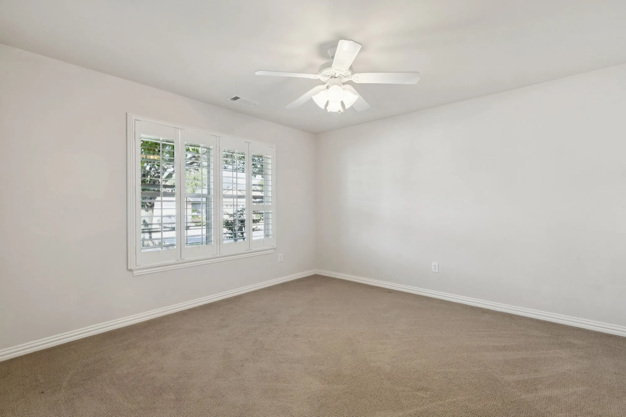 Property Slideshow image 23 of 37 | 11001 southerland dr, Denton, TX, 76207