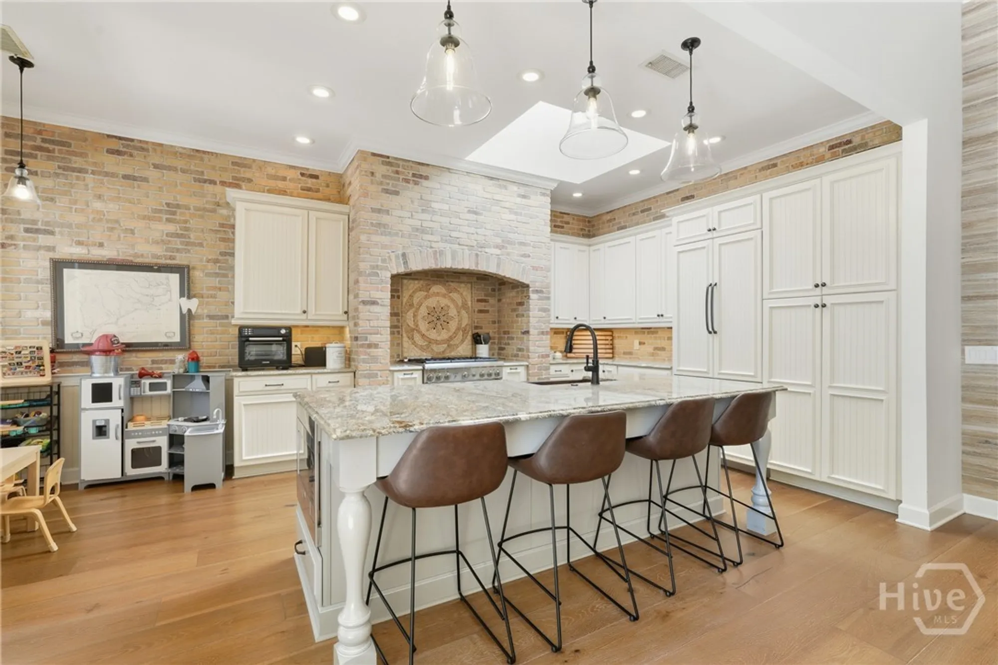 Property Slideshow image 15 of 51 | 2 priory rd, Savannah, GA, 31411