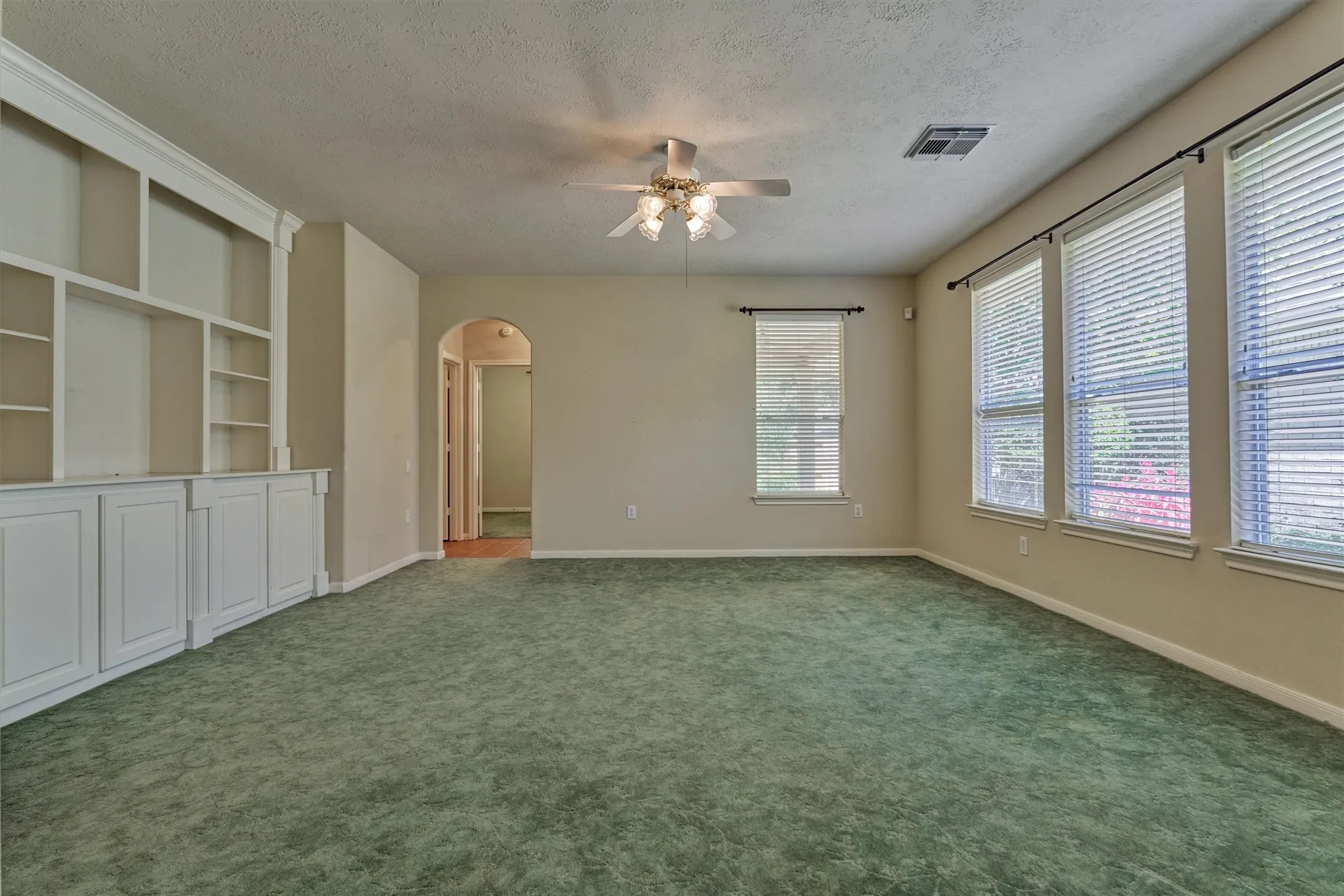 Property Slideshow image 15 of 31 | 175 w lilac ridge pl, The Woodlands, TX, 77384