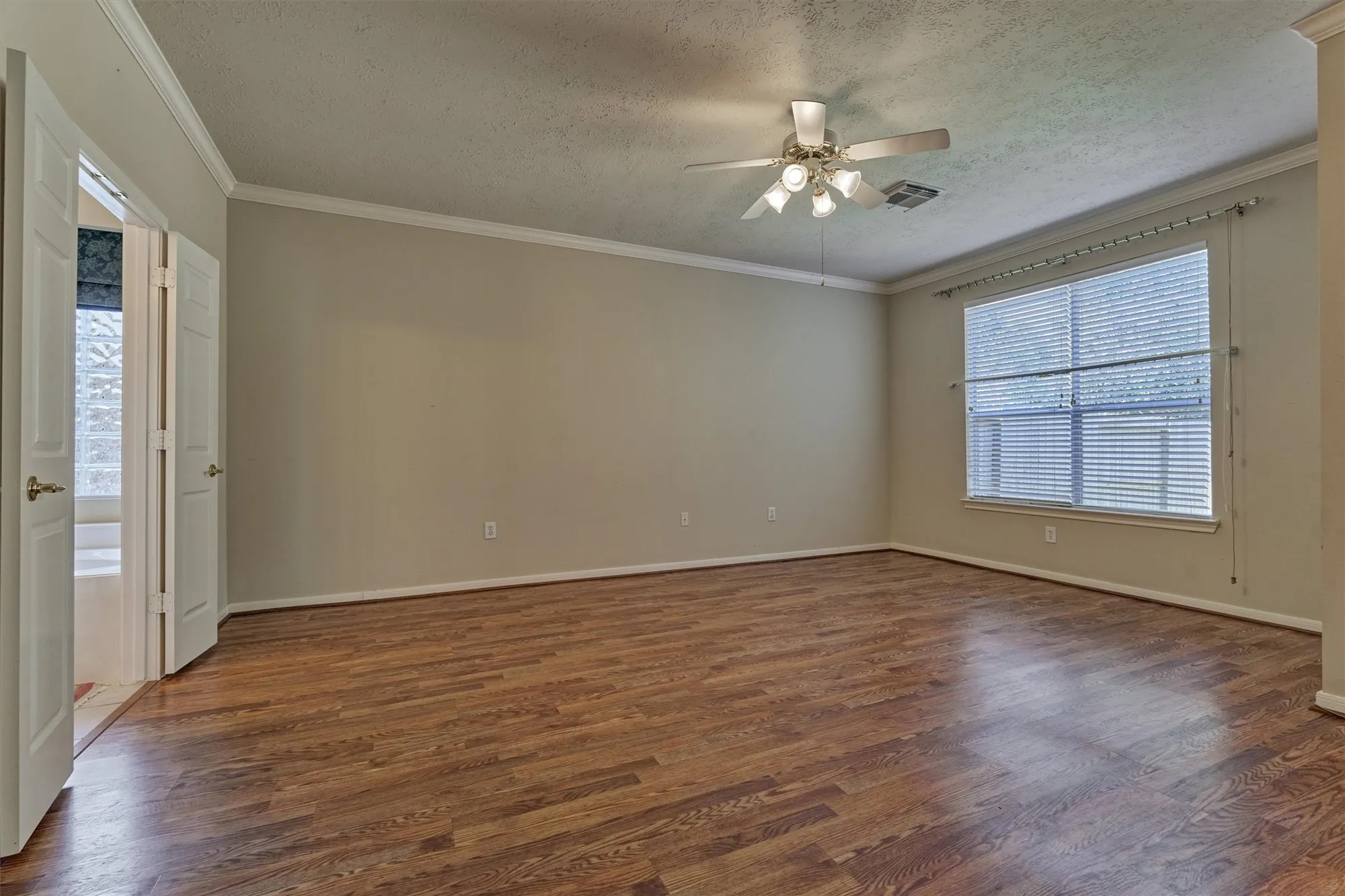 Property Slideshow image 16 of 31 | 175 w lilac ridge pl, The Woodlands, TX, 77384