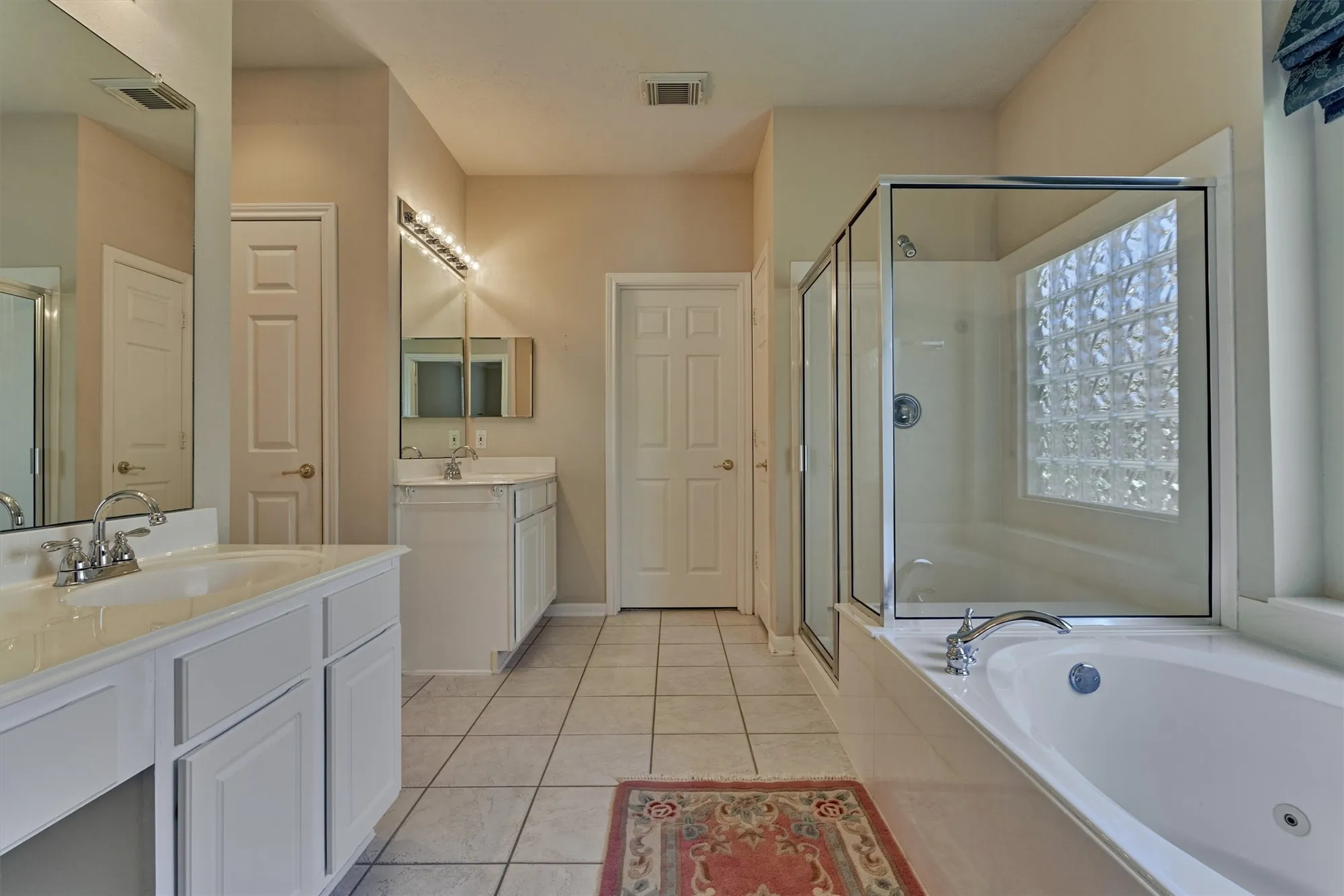 Property Slideshow image 18 of 31 | 175 w lilac ridge pl, The Woodlands, TX, 77384