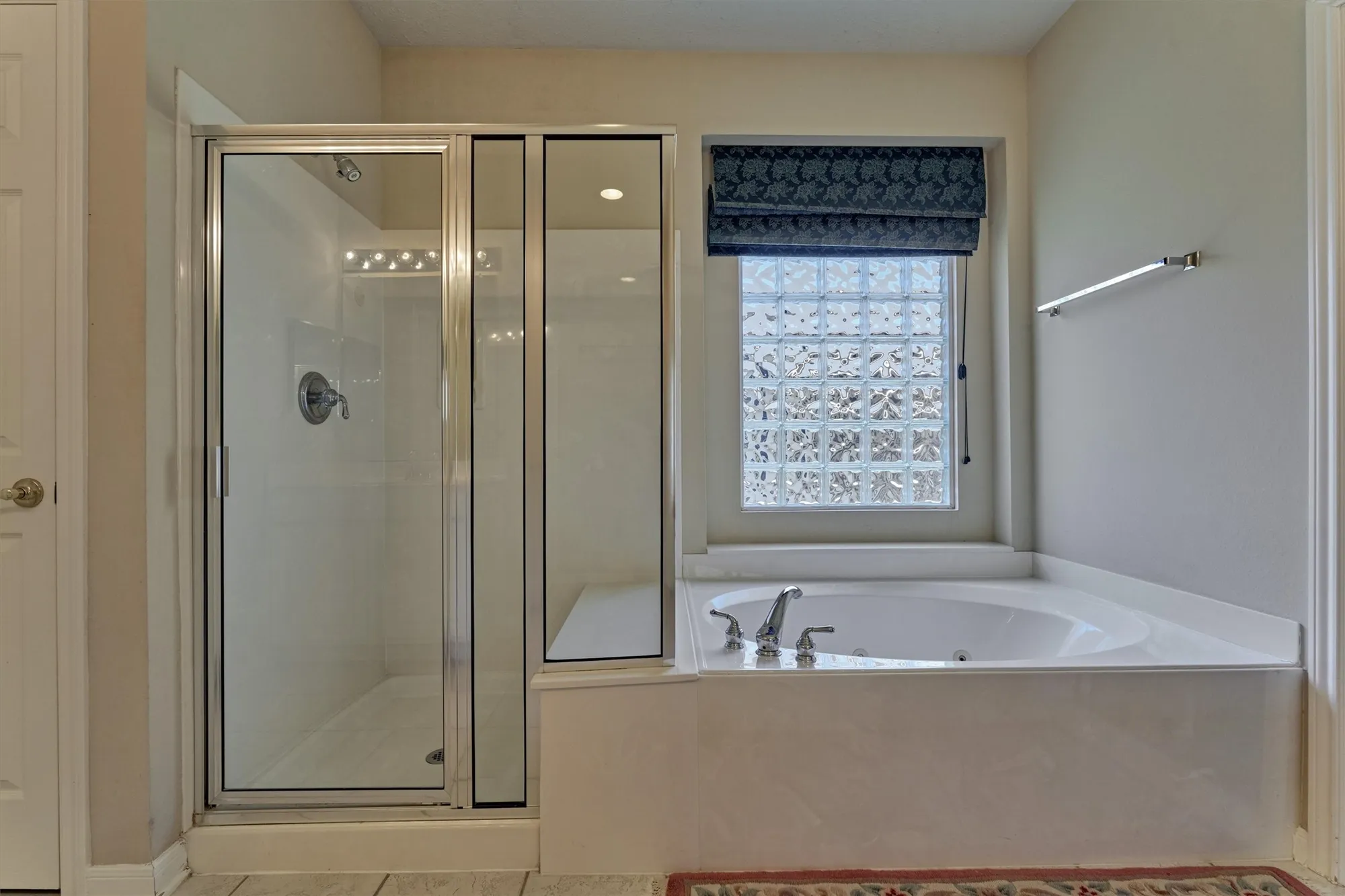 Property Slideshow image 19 of 31 | 175 w lilac ridge pl, The Woodlands, TX, 77384