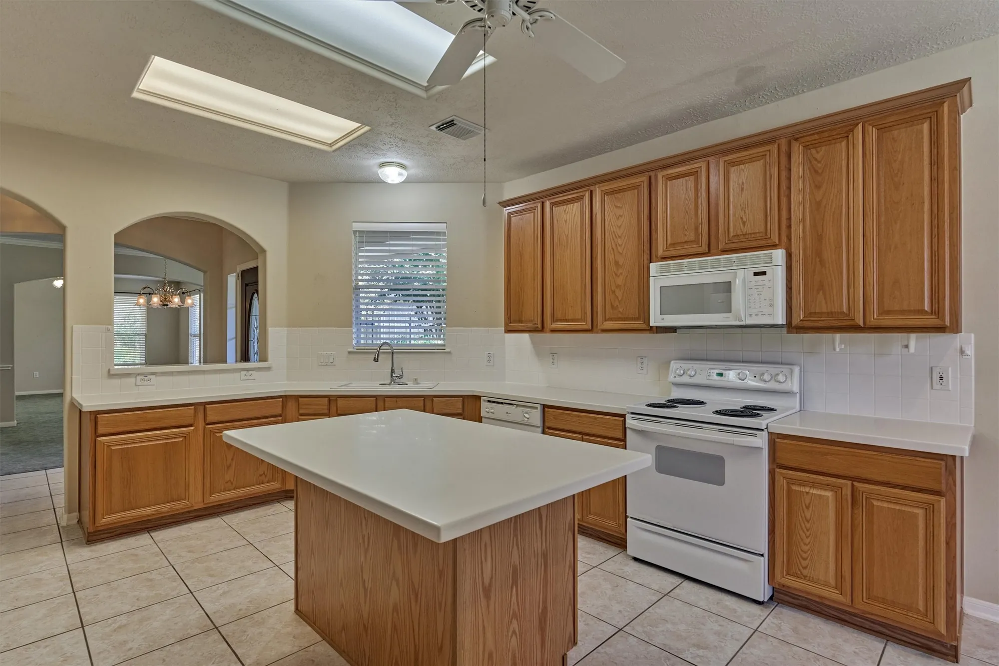 Property Slideshow image 10 of 31 | 175 w lilac ridge pl, The Woodlands, TX, 77384