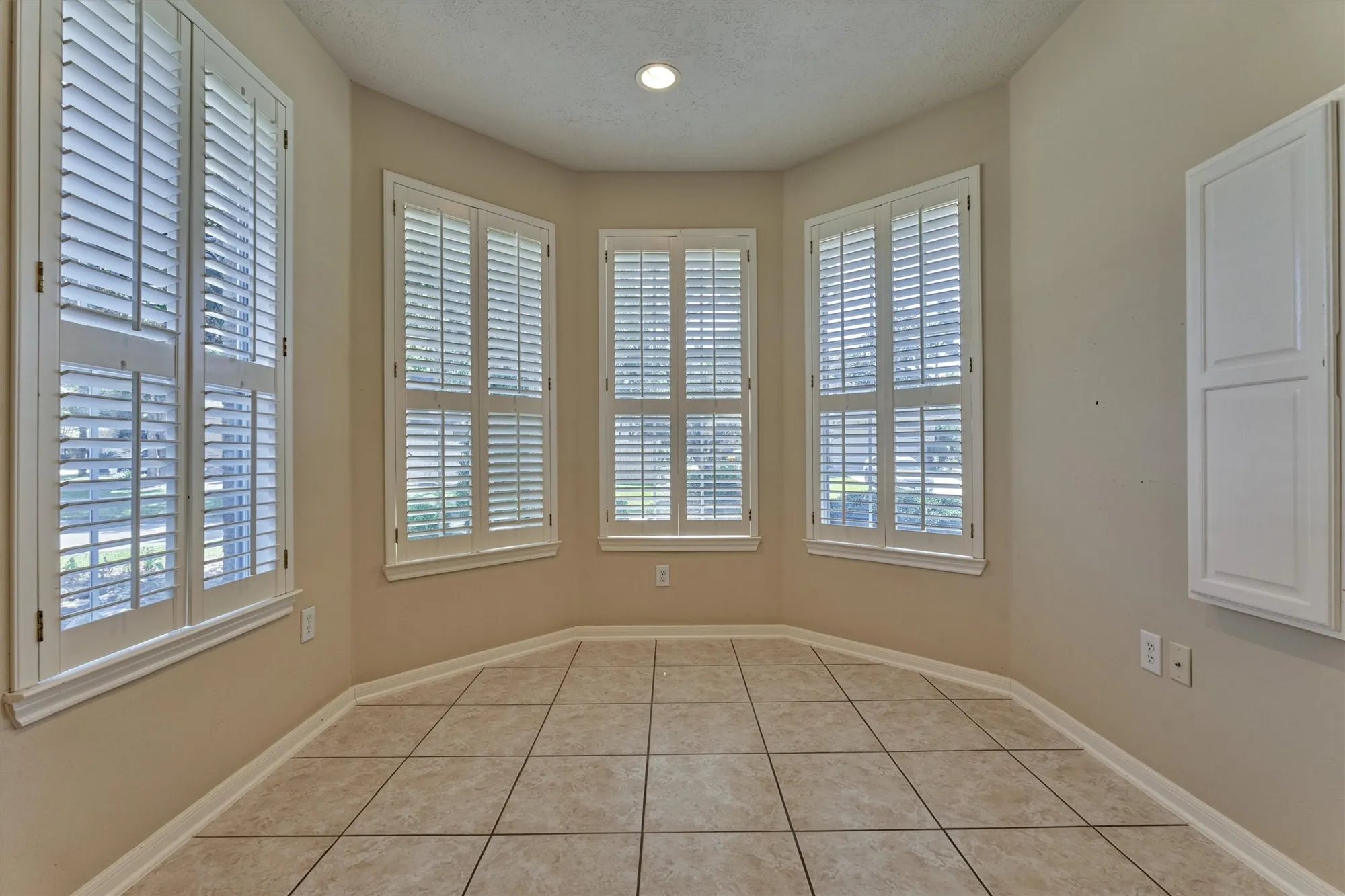 Property Slideshow image 12 of 31 | 175 w lilac ridge pl, The Woodlands, TX, 77384