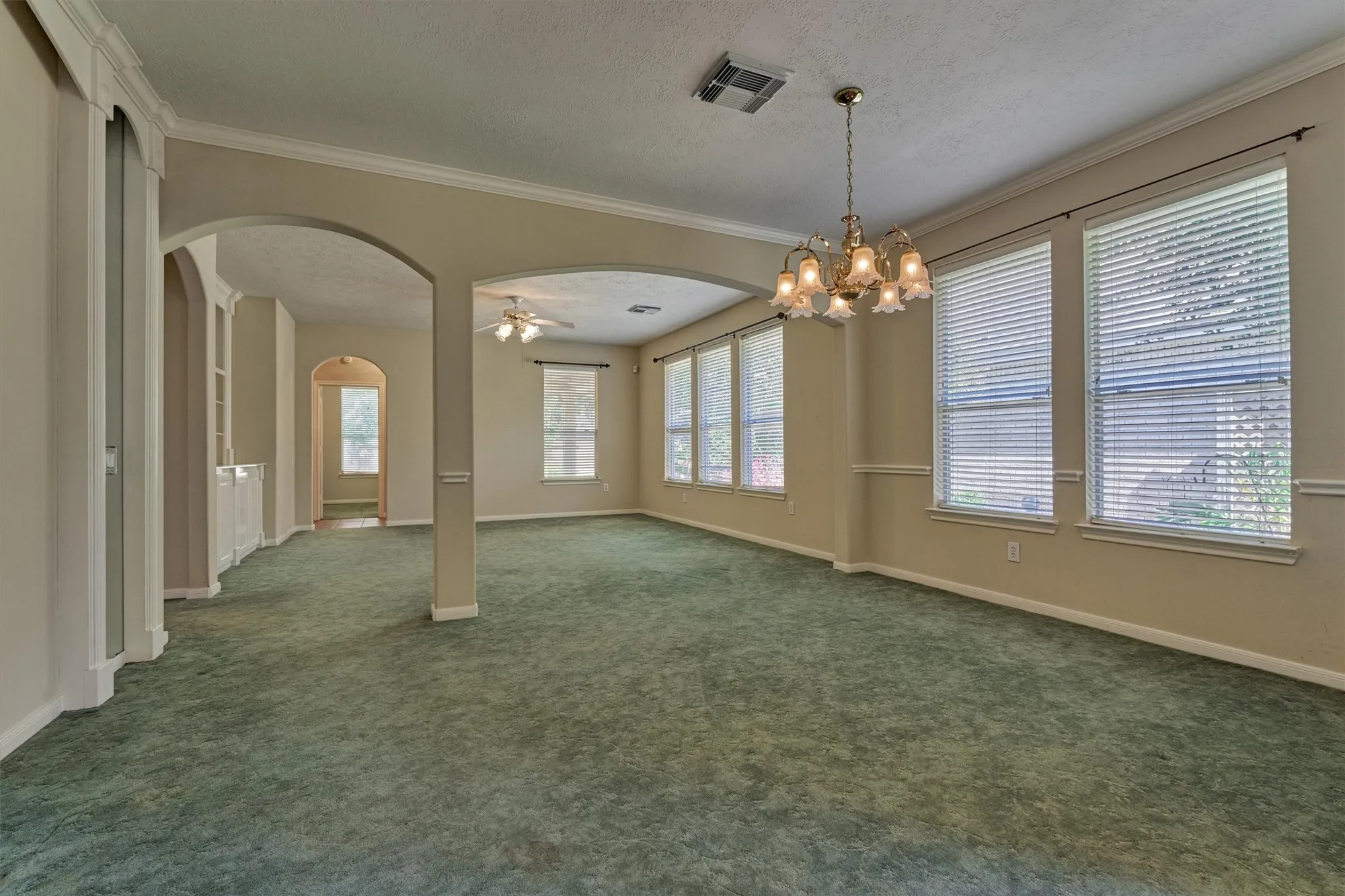 Property Slideshow image 13 of 31 | 175 w lilac ridge pl, The Woodlands, TX, 77384