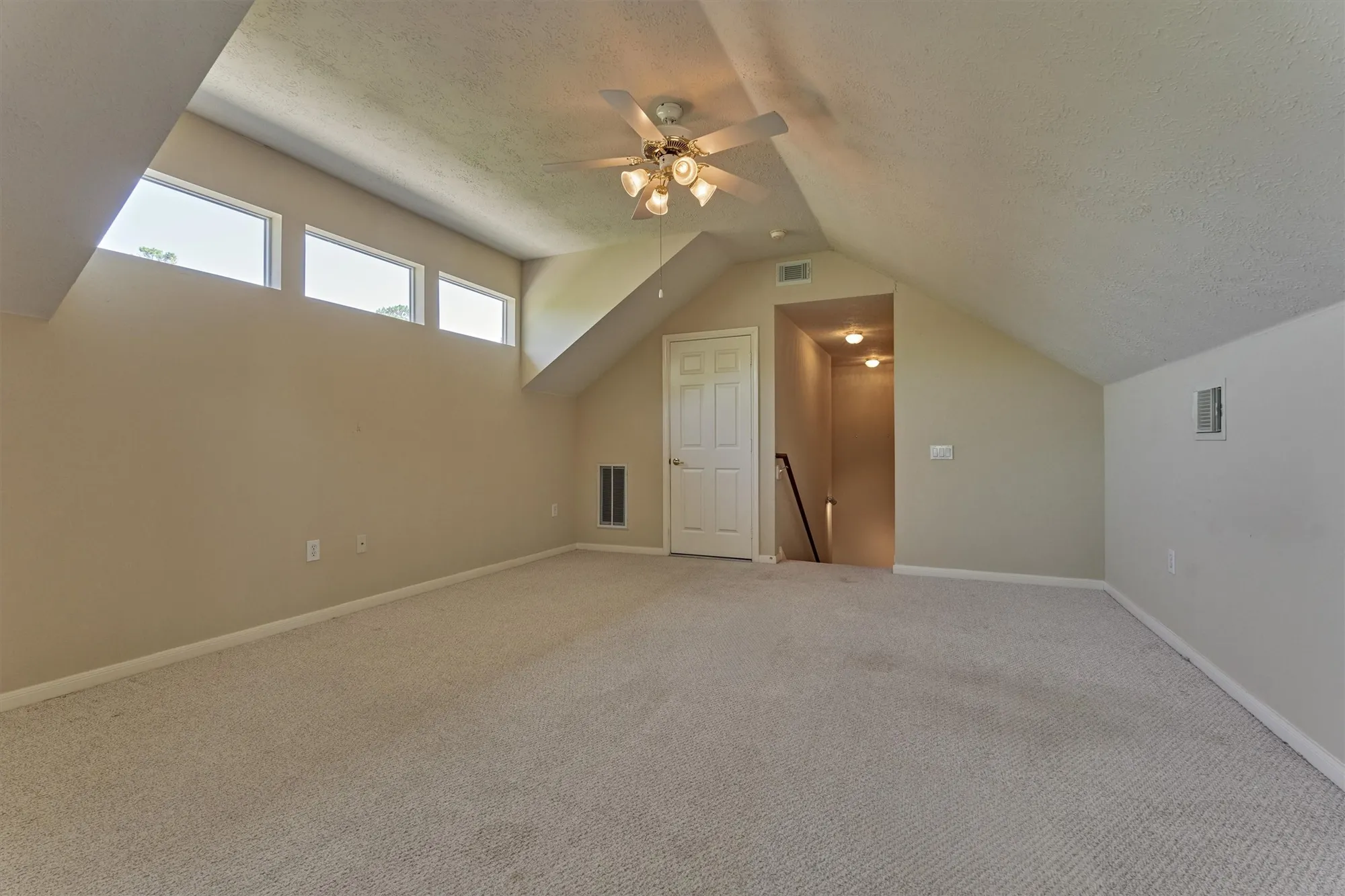 Property Slideshow image 24 of 31 | 175 w lilac ridge pl, The Woodlands, TX, 77384