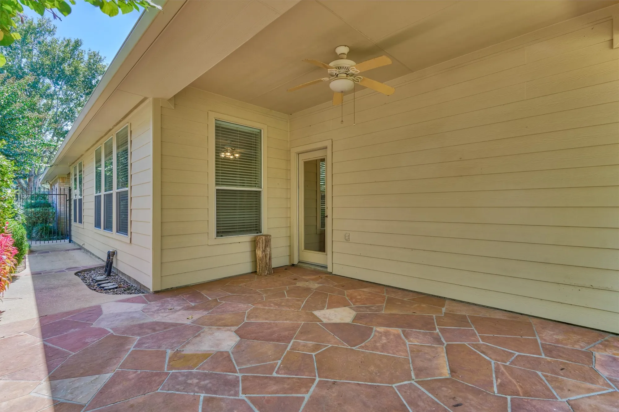 Property Slideshow image 27 of 31 | 175 w lilac ridge pl, The Woodlands, TX, 77384