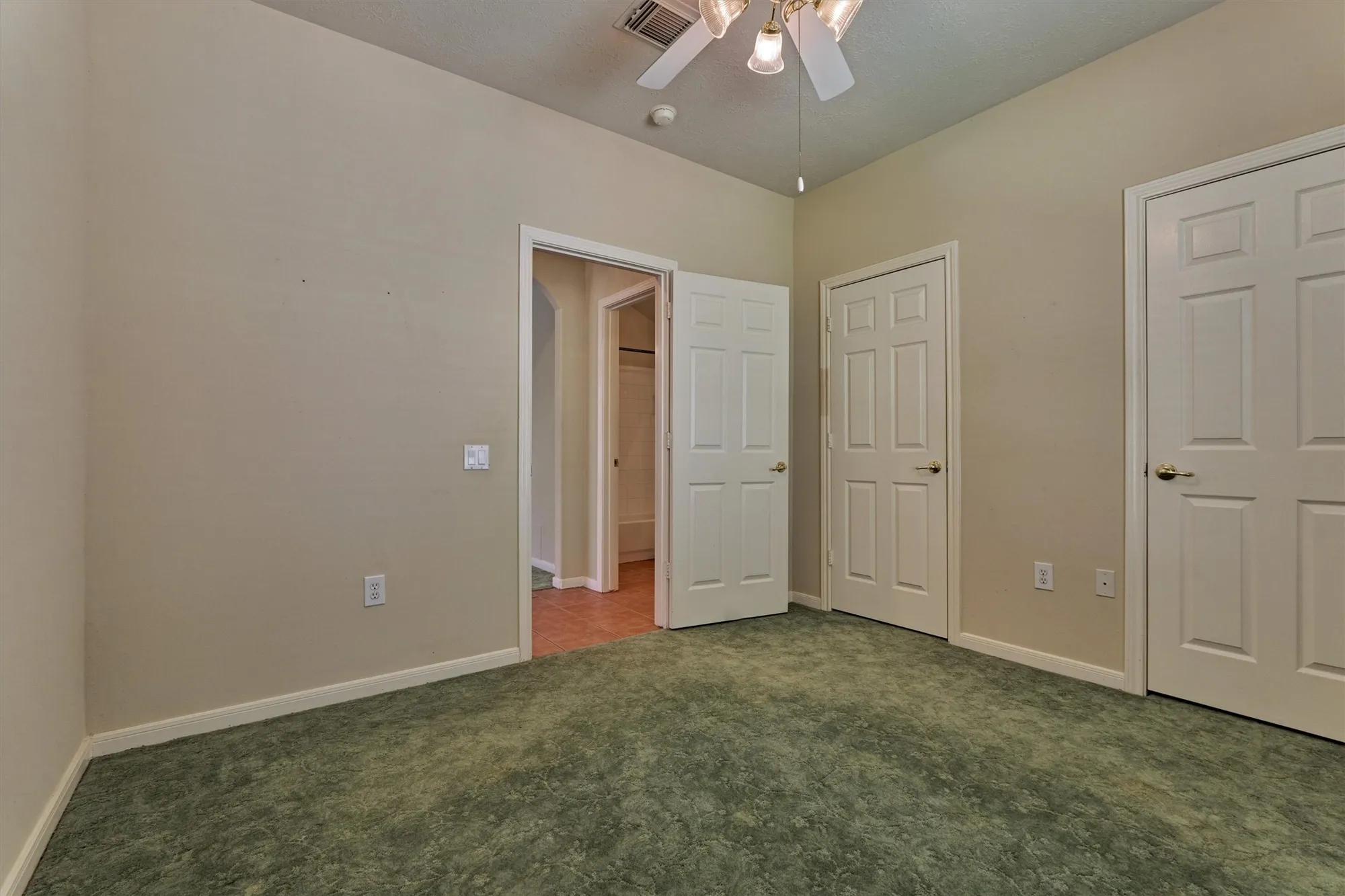 Property Slideshow image 20 of 31 | 175 w lilac ridge pl, The Woodlands, TX, 77384