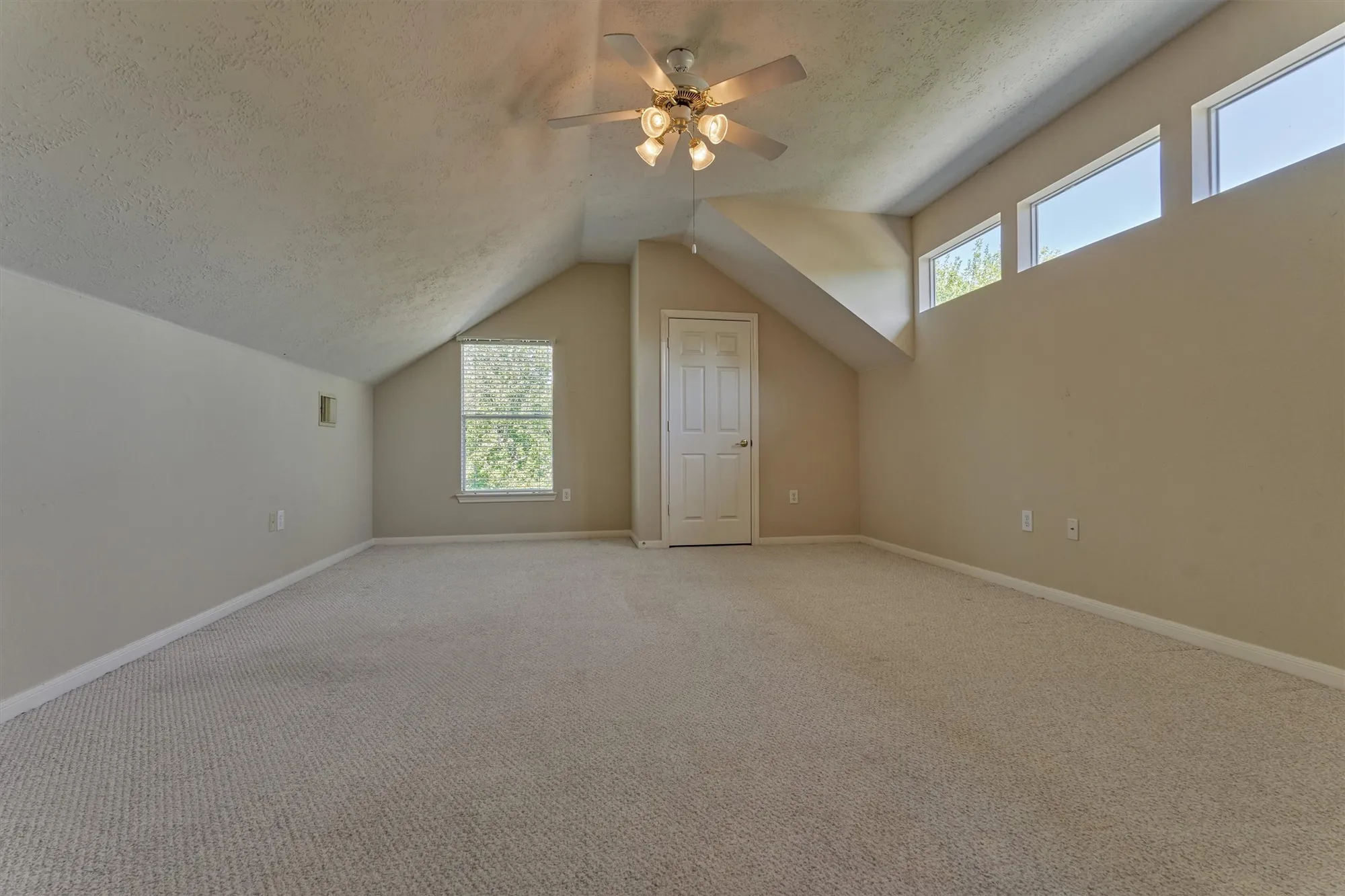 Property Slideshow image 23 of 31 | 175 w lilac ridge pl, The Woodlands, TX, 77384