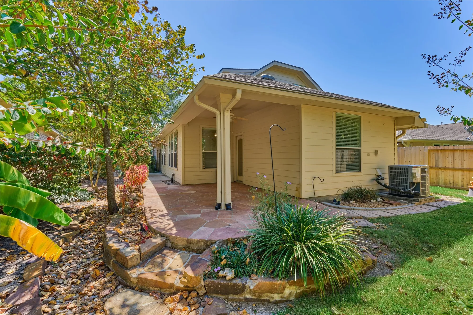 Property Slideshow image 5 of 31 | 175 w lilac ridge pl, The Woodlands, TX, 77384