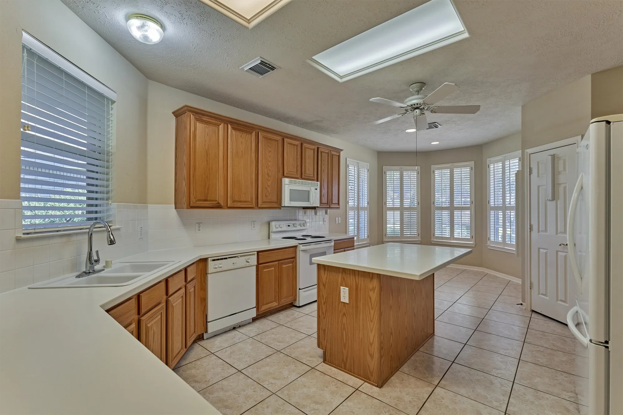 Property Slideshow image 9 of 31 | 175 w lilac ridge pl, The Woodlands, TX, 77384