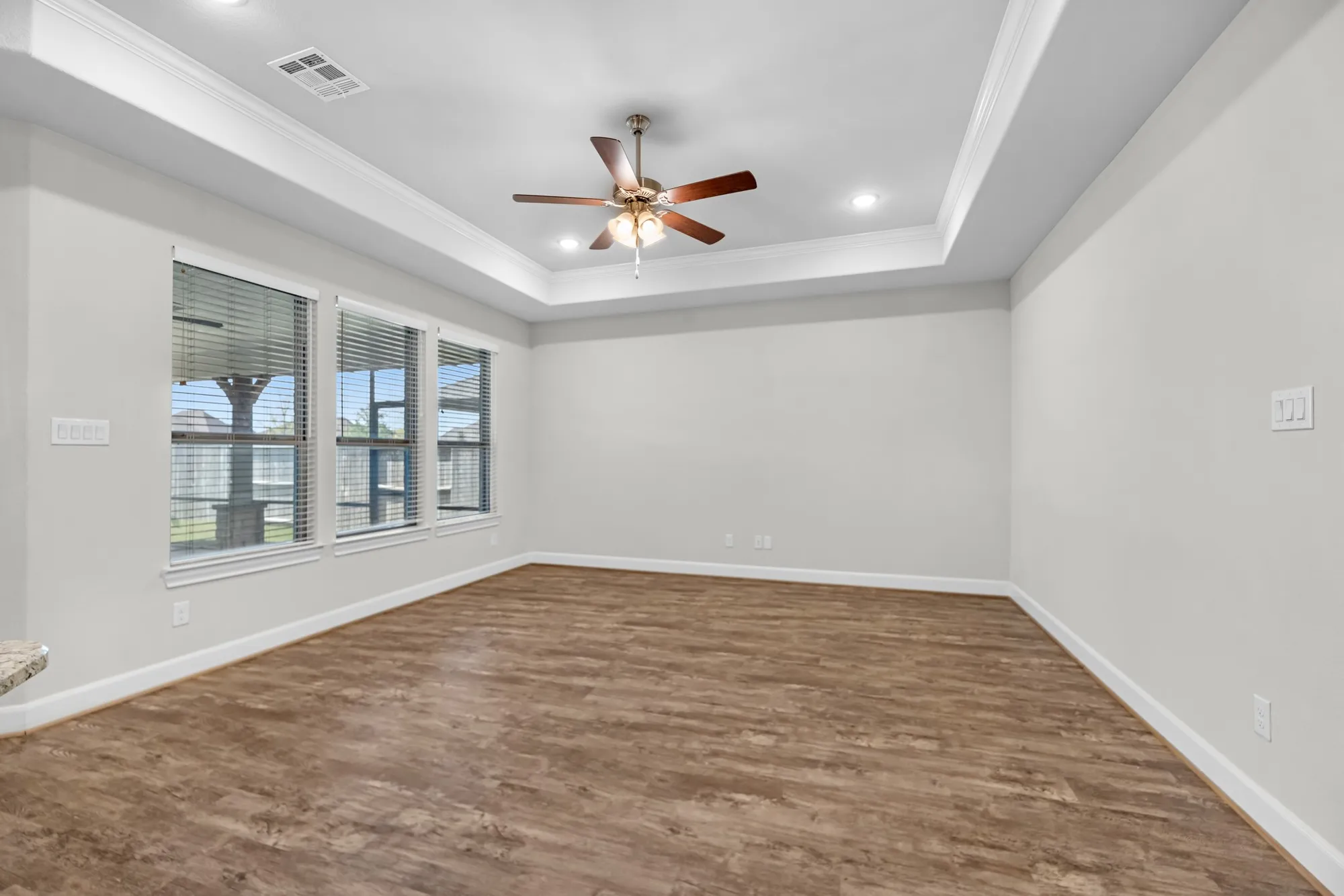 Property Slideshow image 8 of 48 | 5722 bobwhite trl, Manvel, TX, 77578