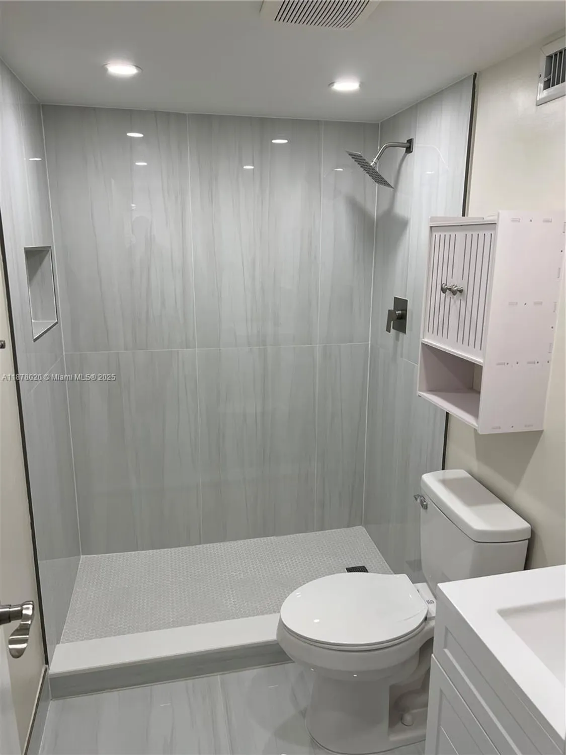 Property Slideshow image 11 of 85 | 5900 nw 44th st 405, Lauderhill, FL, 33319