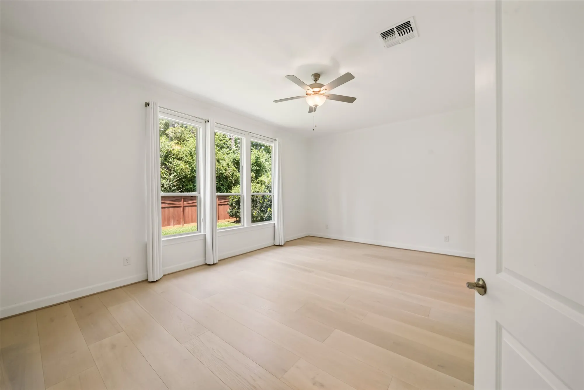 Property Slideshow image 23 of 36 | 413 new forest ln, Spring, TX, 77382