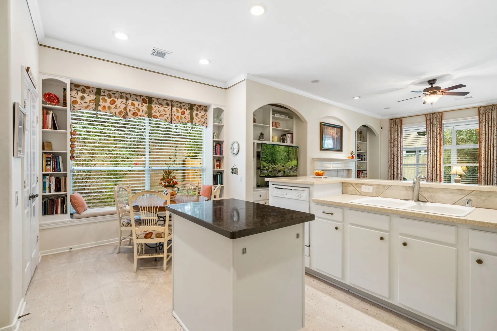 Property Slideshow image 11 of 36 | 30 w windsor hills cir, Conroe, TX, 77384