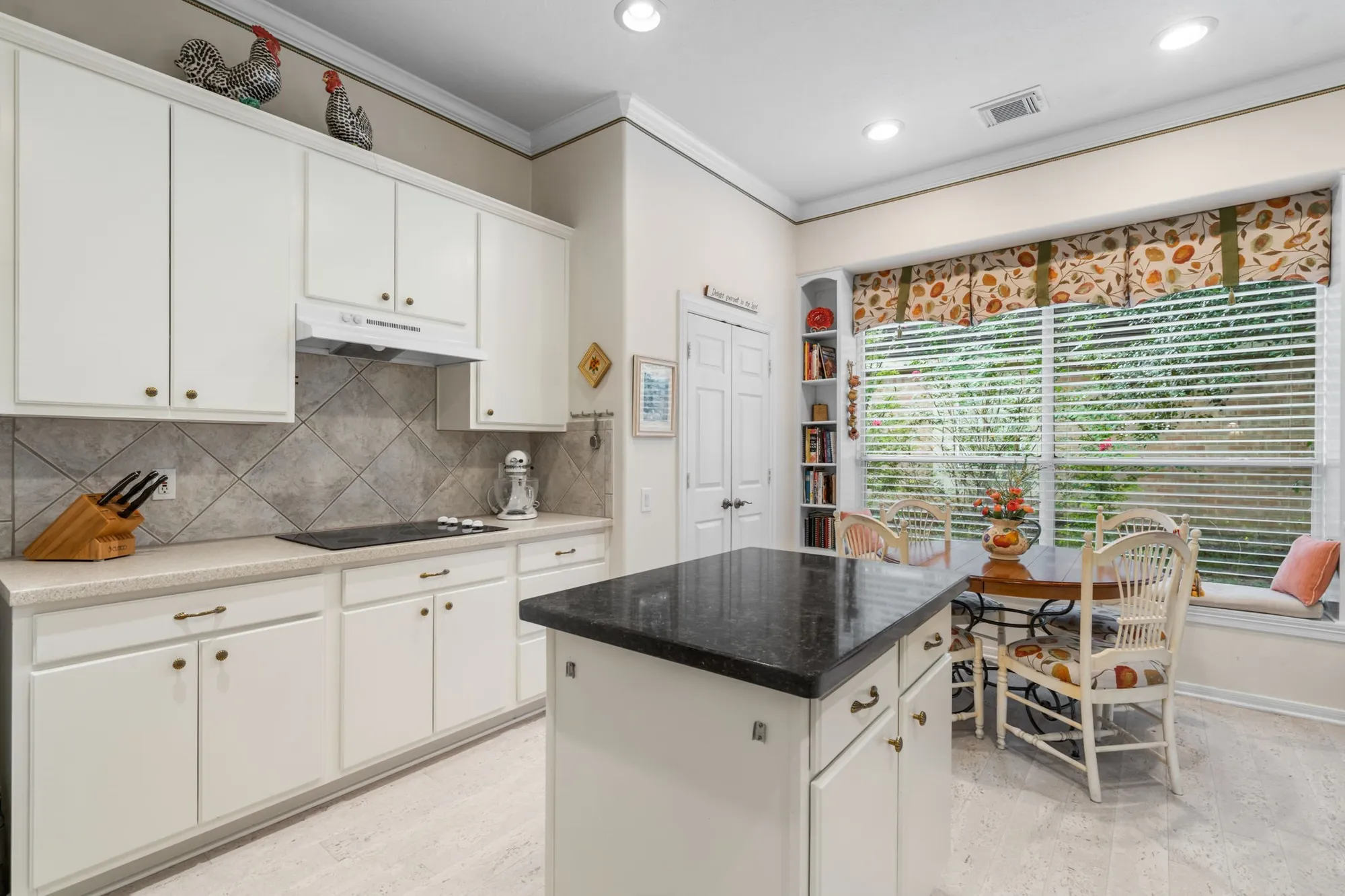 Property Slideshow image 12 of 36 | 30 w windsor hills cir, Conroe, TX, 77384