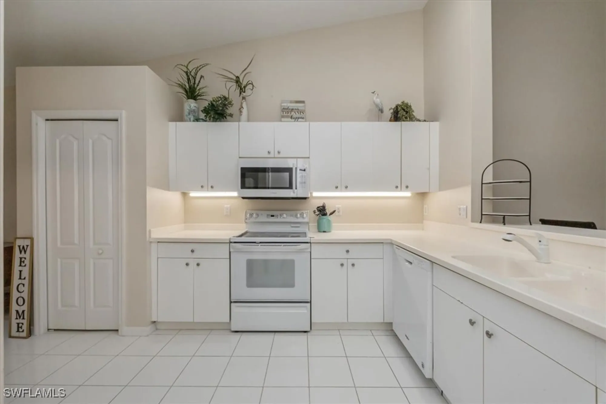 Property Slideshow image 5 of 26 | 6646 castlelawn pl, Naples, FL, 34113