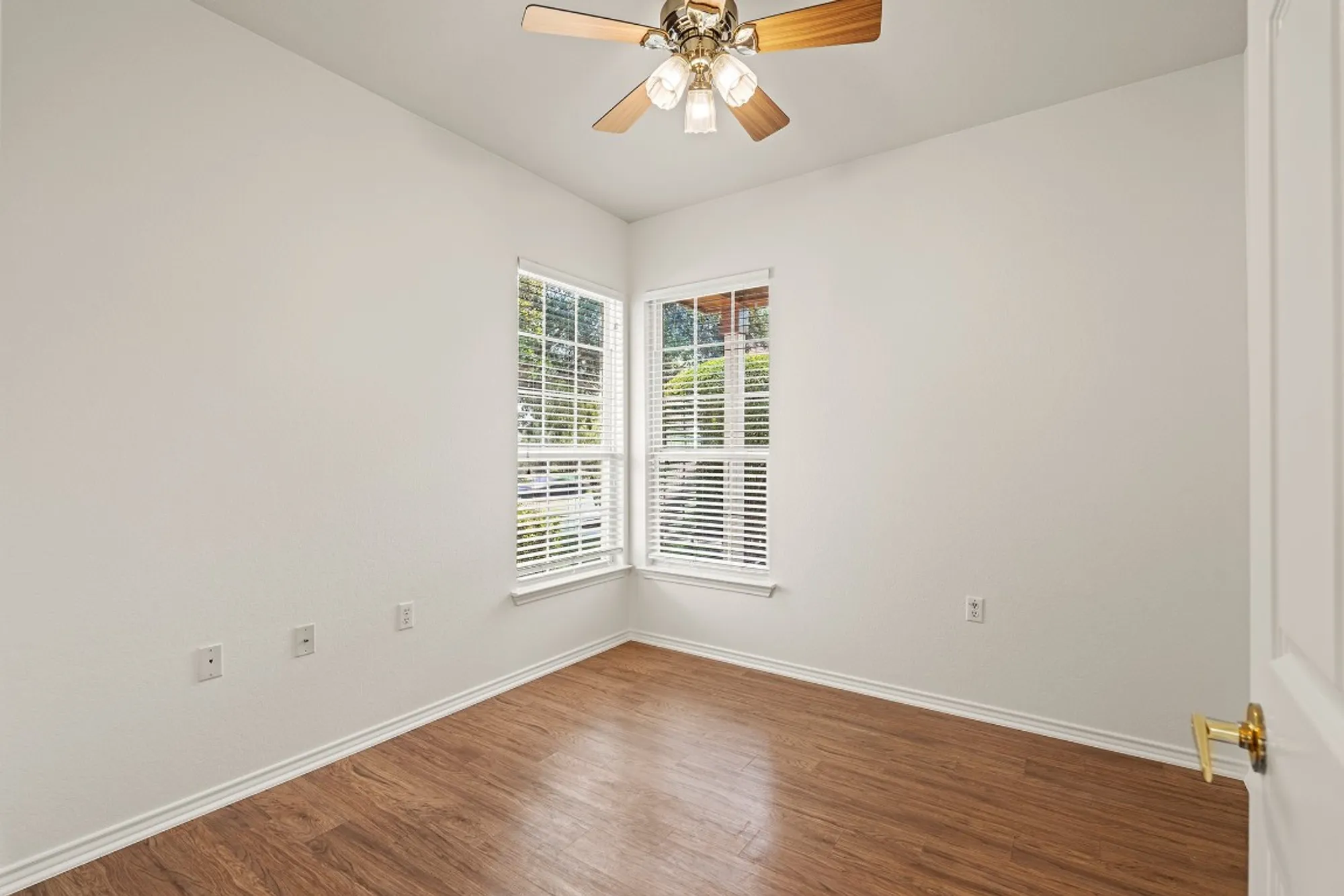 Property Slideshow image 18 of 32 | 208 crockett loop, Georgetown, TX, 78633