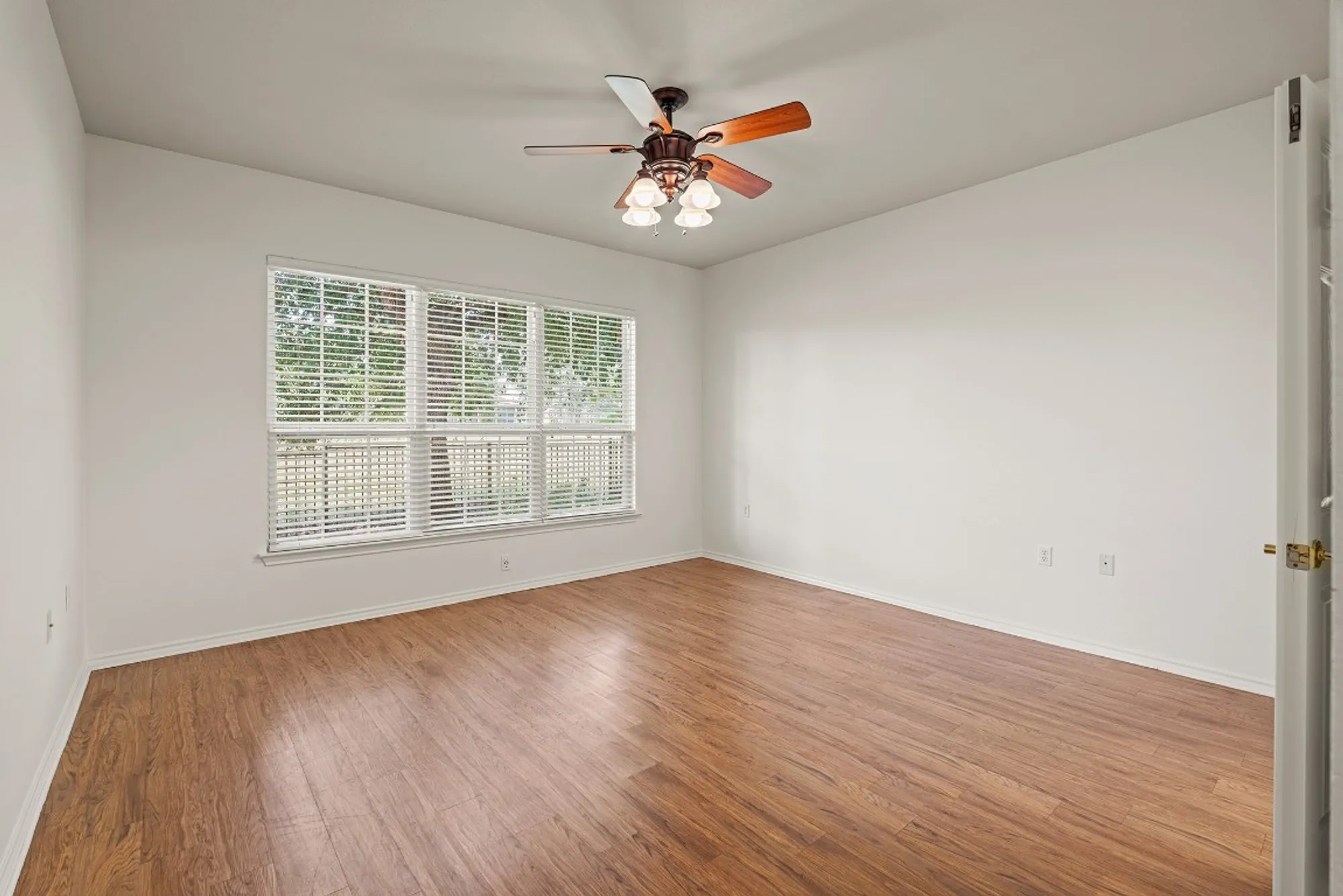 Property Slideshow image 10 of 32 | 208 crockett loop, Georgetown, TX, 78633