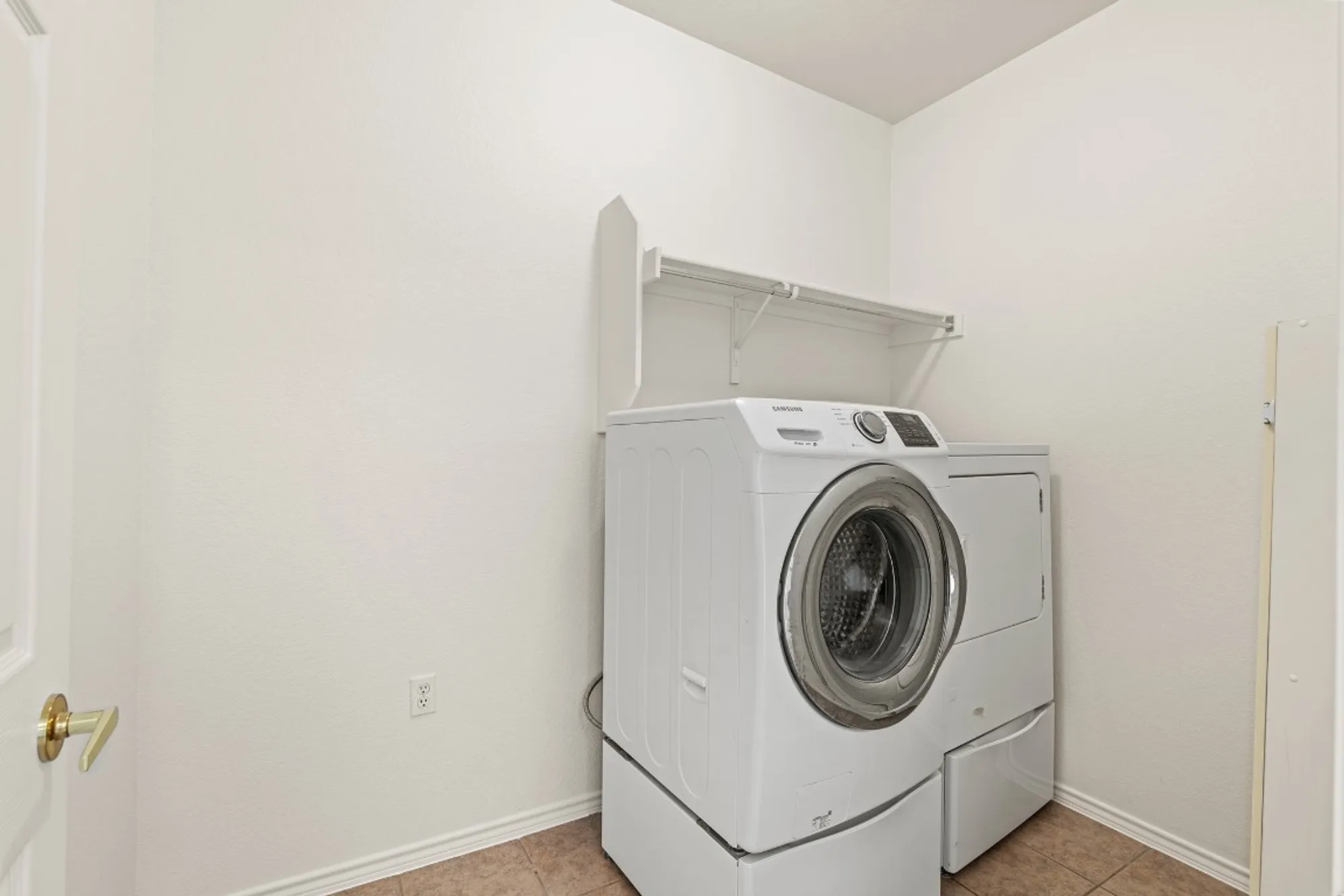 Property Slideshow image 23 of 32 | 208 crockett loop, Georgetown, TX, 78633