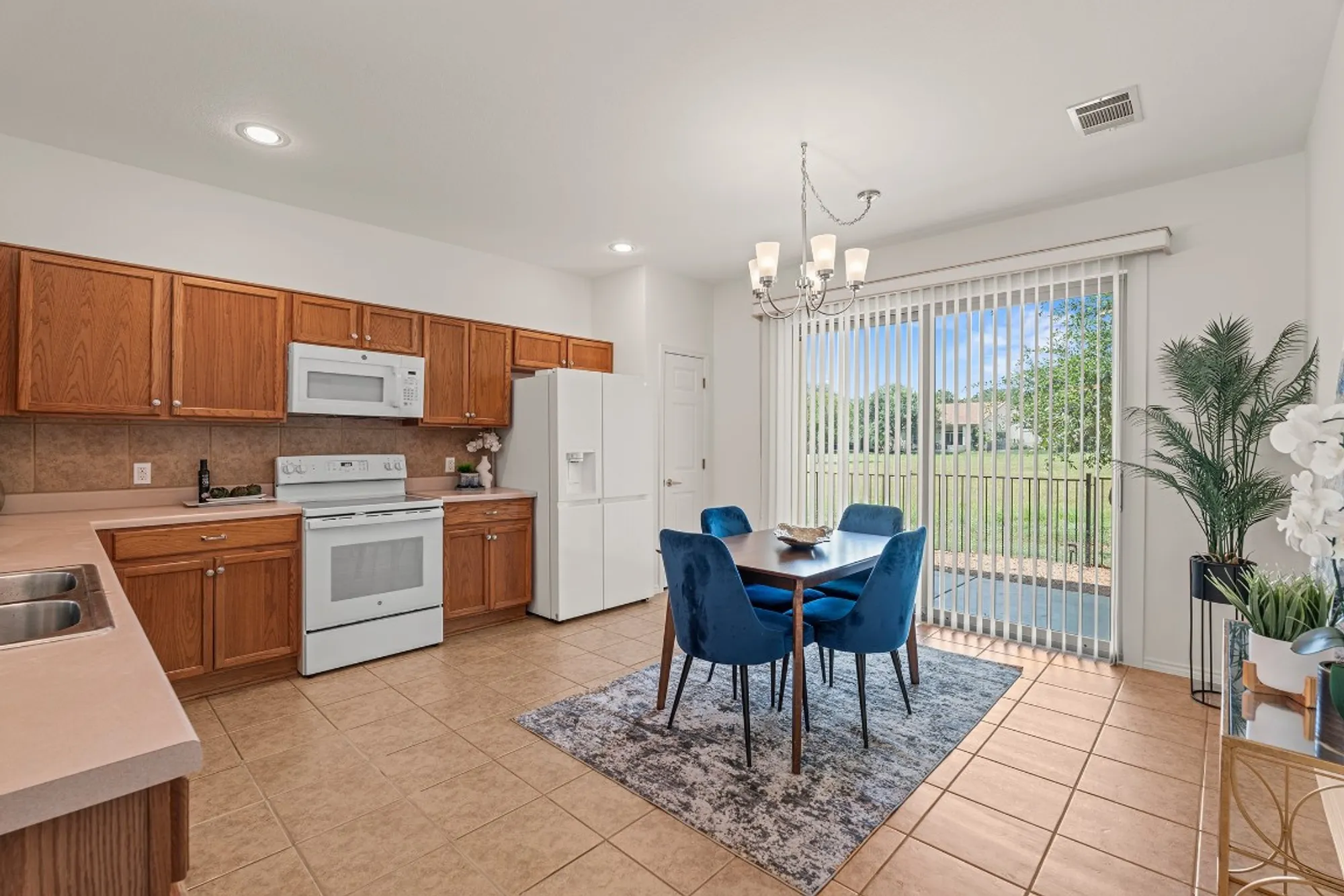 Property Slideshow image 6 of 32 | 208 crockett loop, Georgetown, TX, 78633