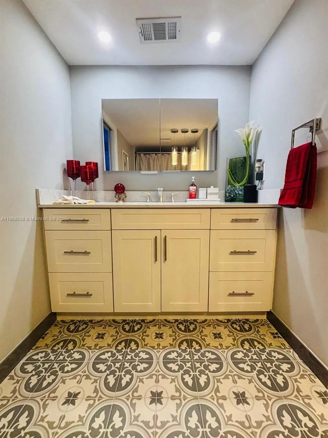 Property Slideshow image 15 of 35 | 3501 inverrary dr 201, Lauderhill, FL, 33319