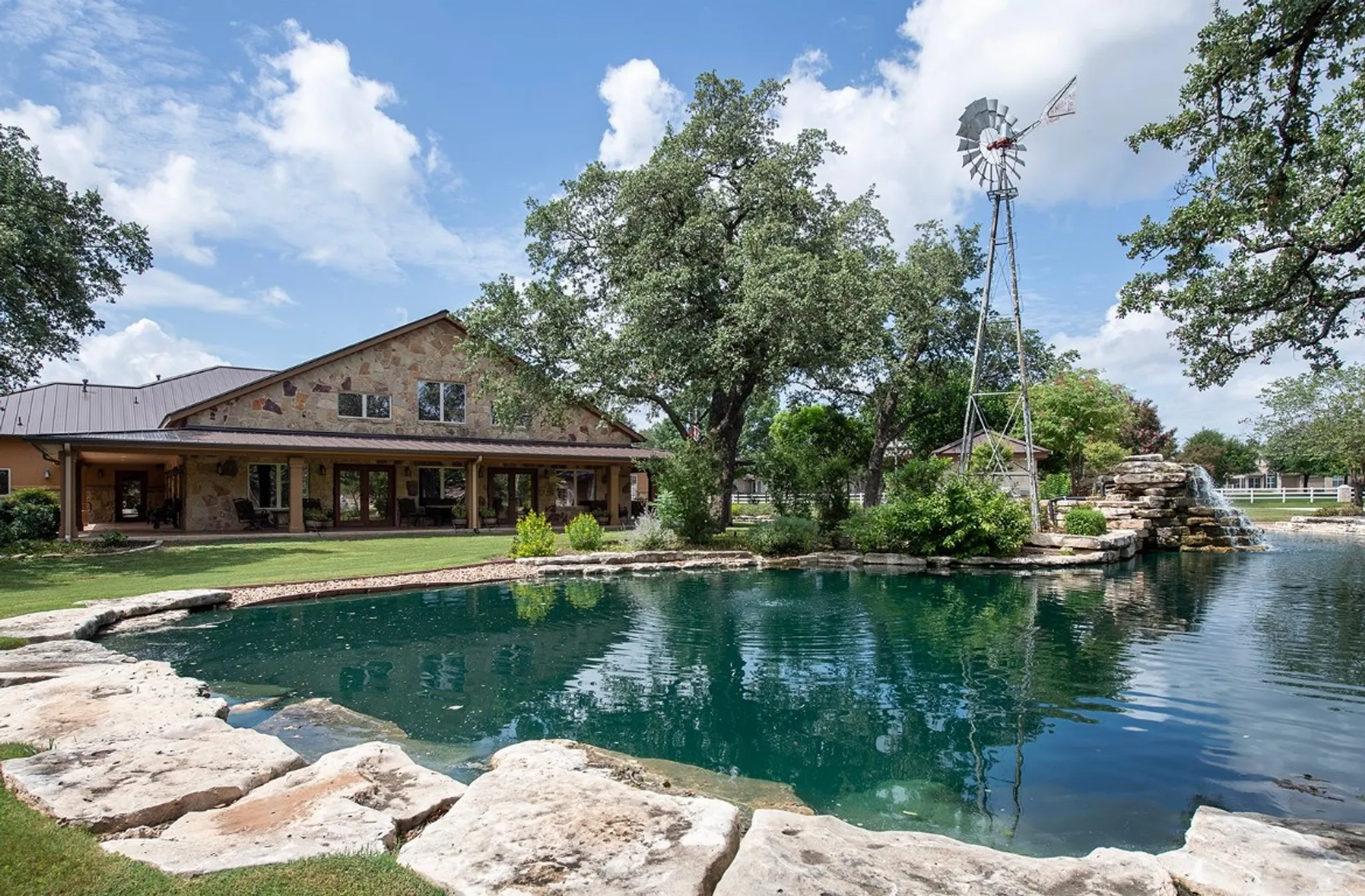 Property Slideshow image 27 of 28 | 900 heritage oaks bnd, Georgetown, TX, 78633