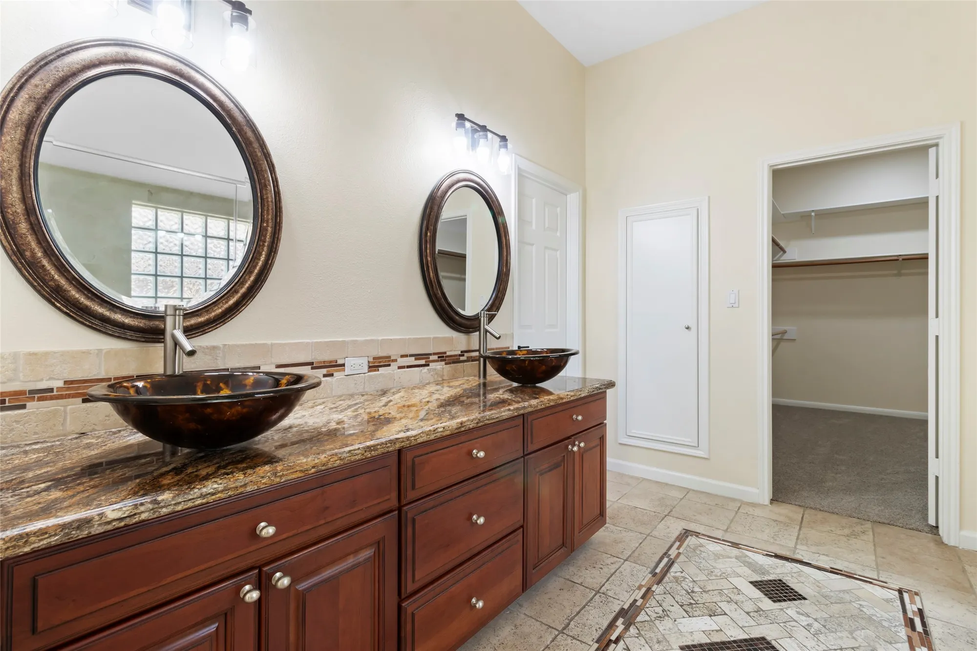 Property Slideshow image 18 of 35 | 915 w palmcrest ct, Pearland, TX, 77584