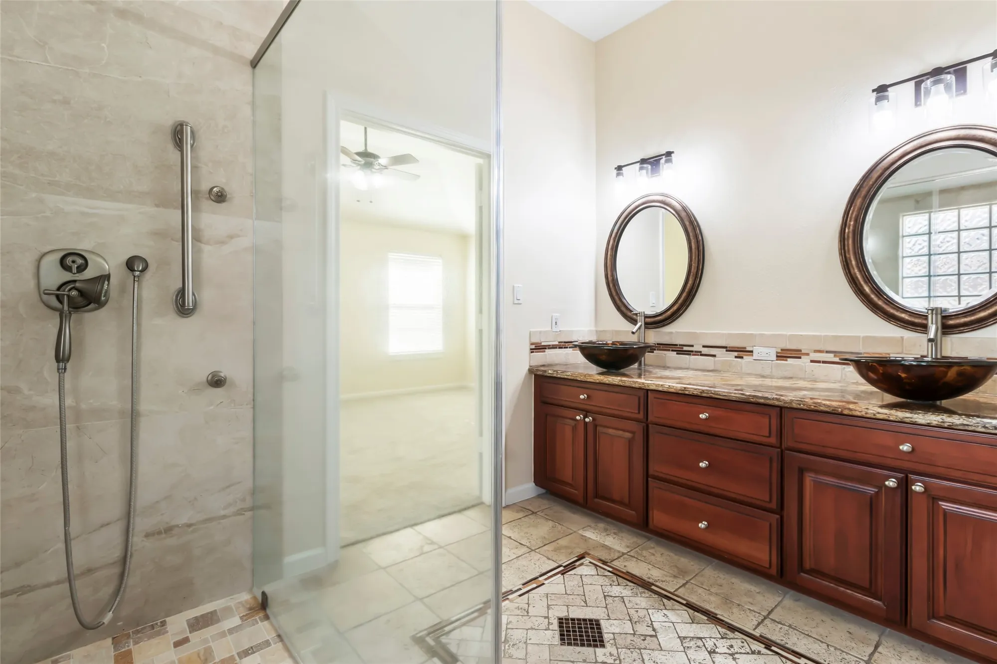 Property Slideshow image 19 of 35 | 915 w palmcrest ct, Pearland, TX, 77584