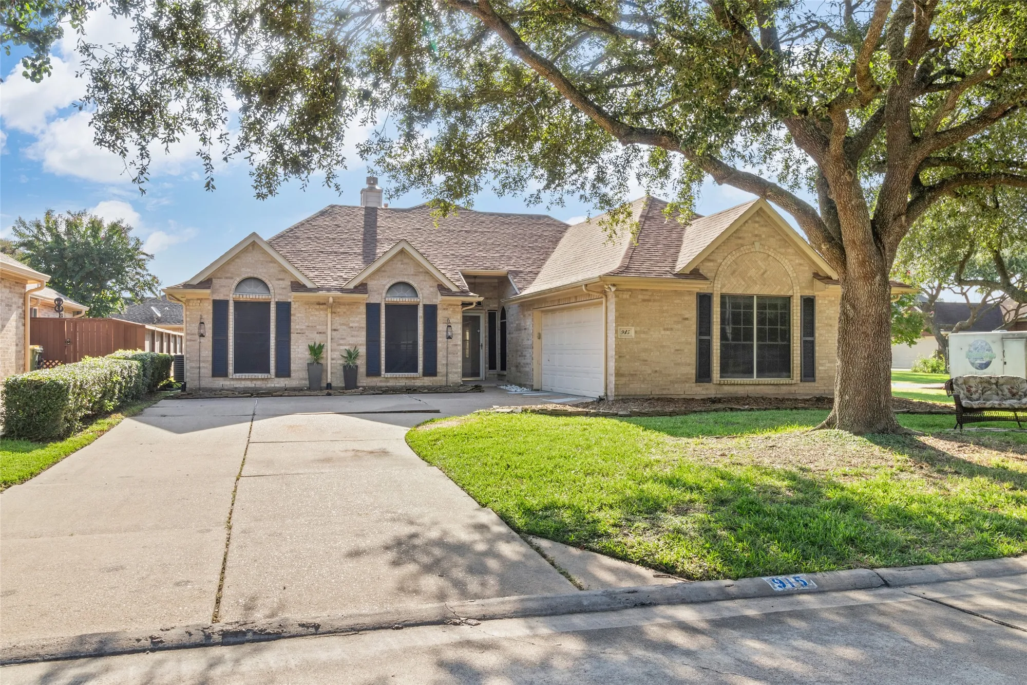 Property Slideshow image 1 of 35 | 915 w palmcrest ct, Pearland, TX, 77584