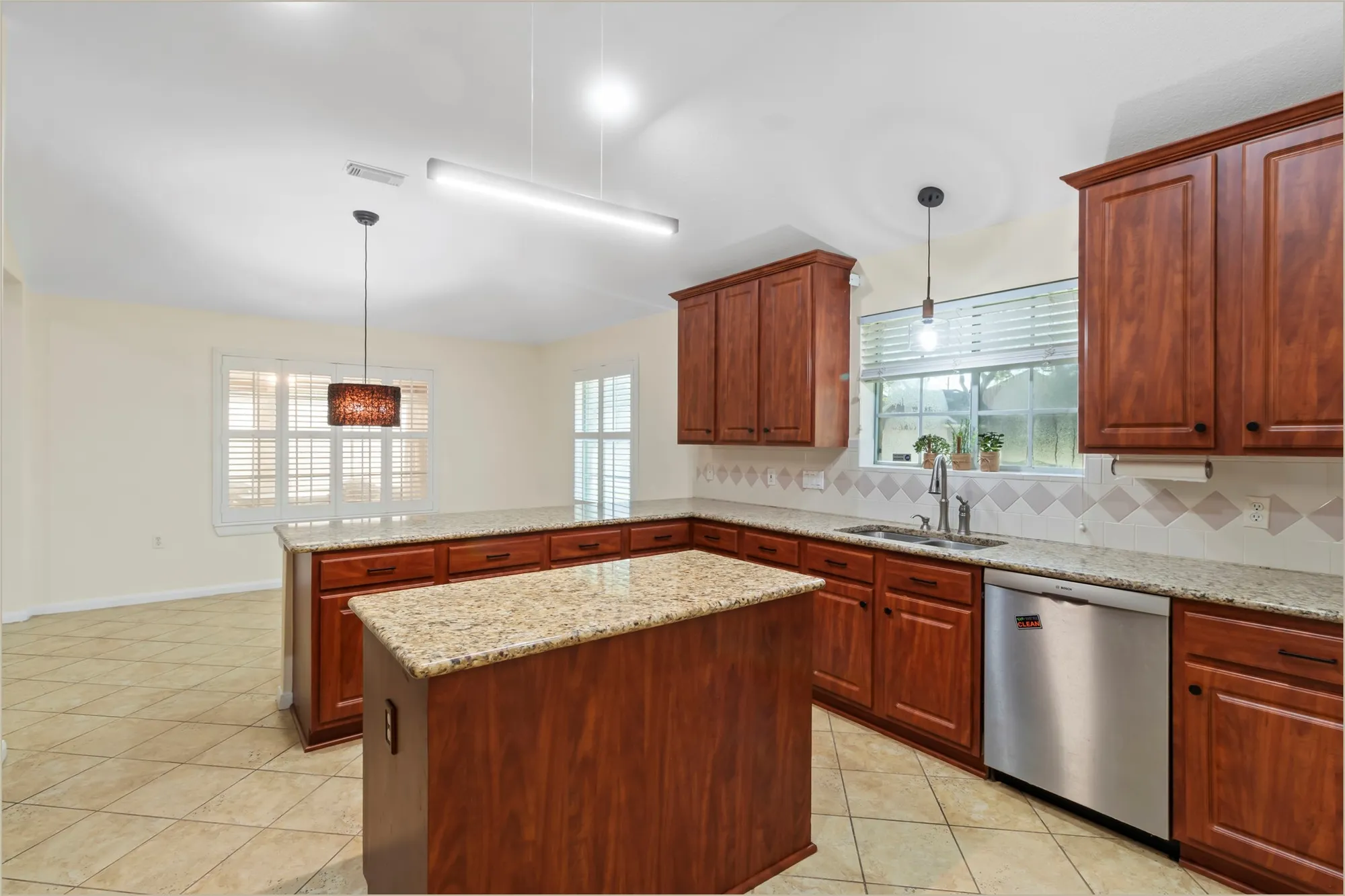 Property Slideshow image 11 of 35 | 915 w palmcrest ct, Pearland, TX, 77584
