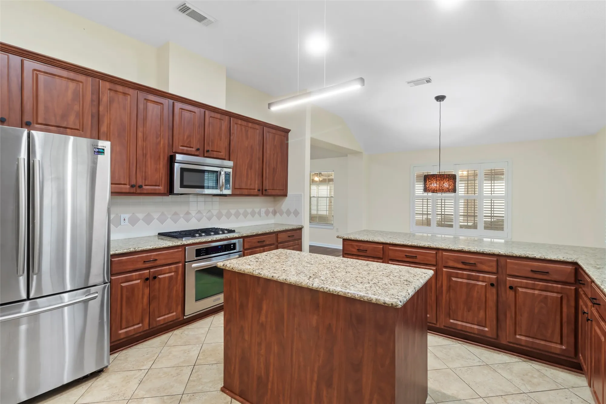 Property Slideshow image 12 of 35 | 915 w palmcrest ct, Pearland, TX, 77584