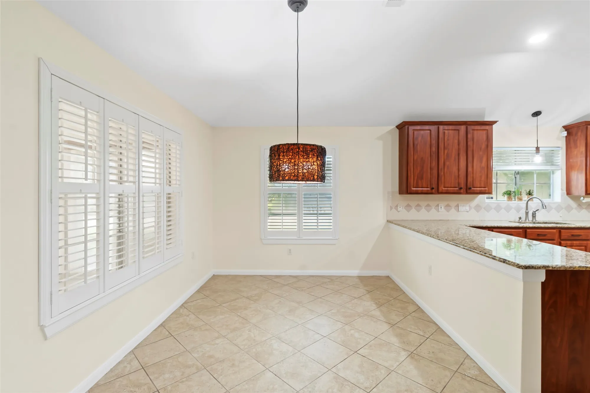 Property Slideshow image 13 of 35 | 915 w palmcrest ct, Pearland, TX, 77584