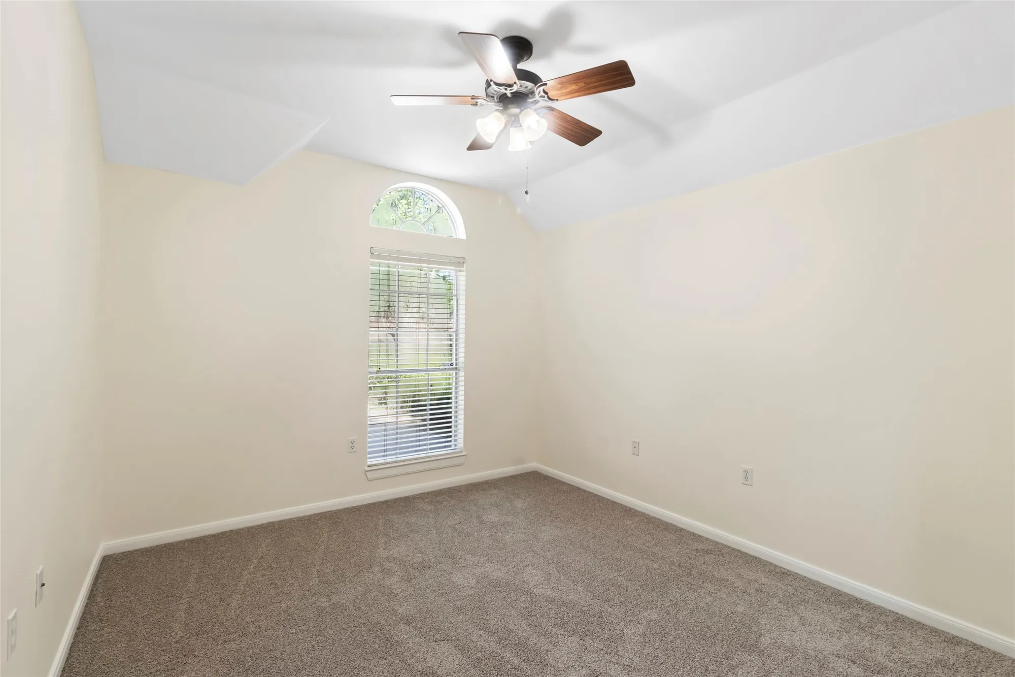 Property Slideshow image 25 of 35 | 915 w palmcrest ct, Pearland, TX, 77584