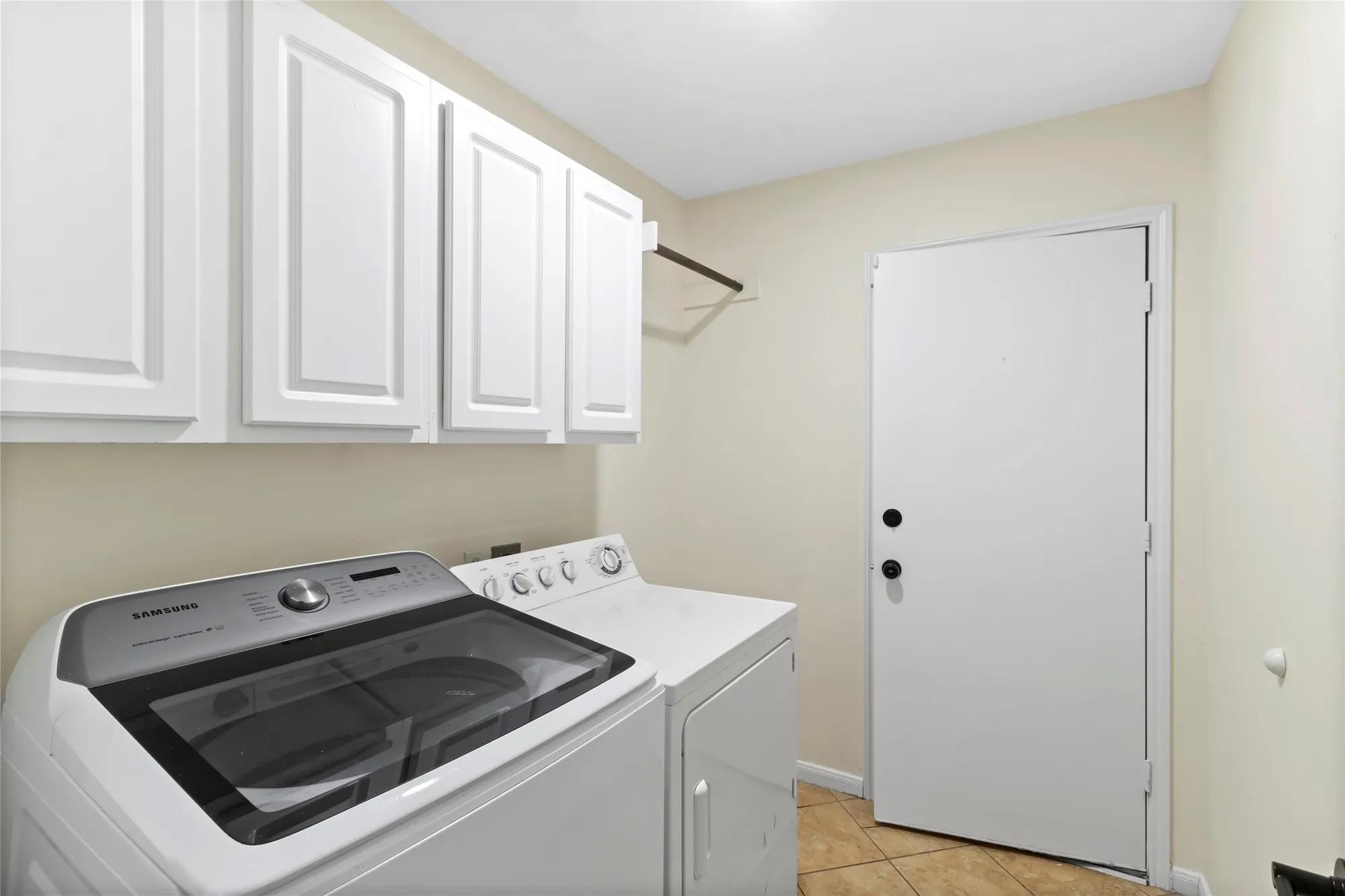 Property Slideshow image 28 of 35 | 915 w palmcrest ct, Pearland, TX, 77584