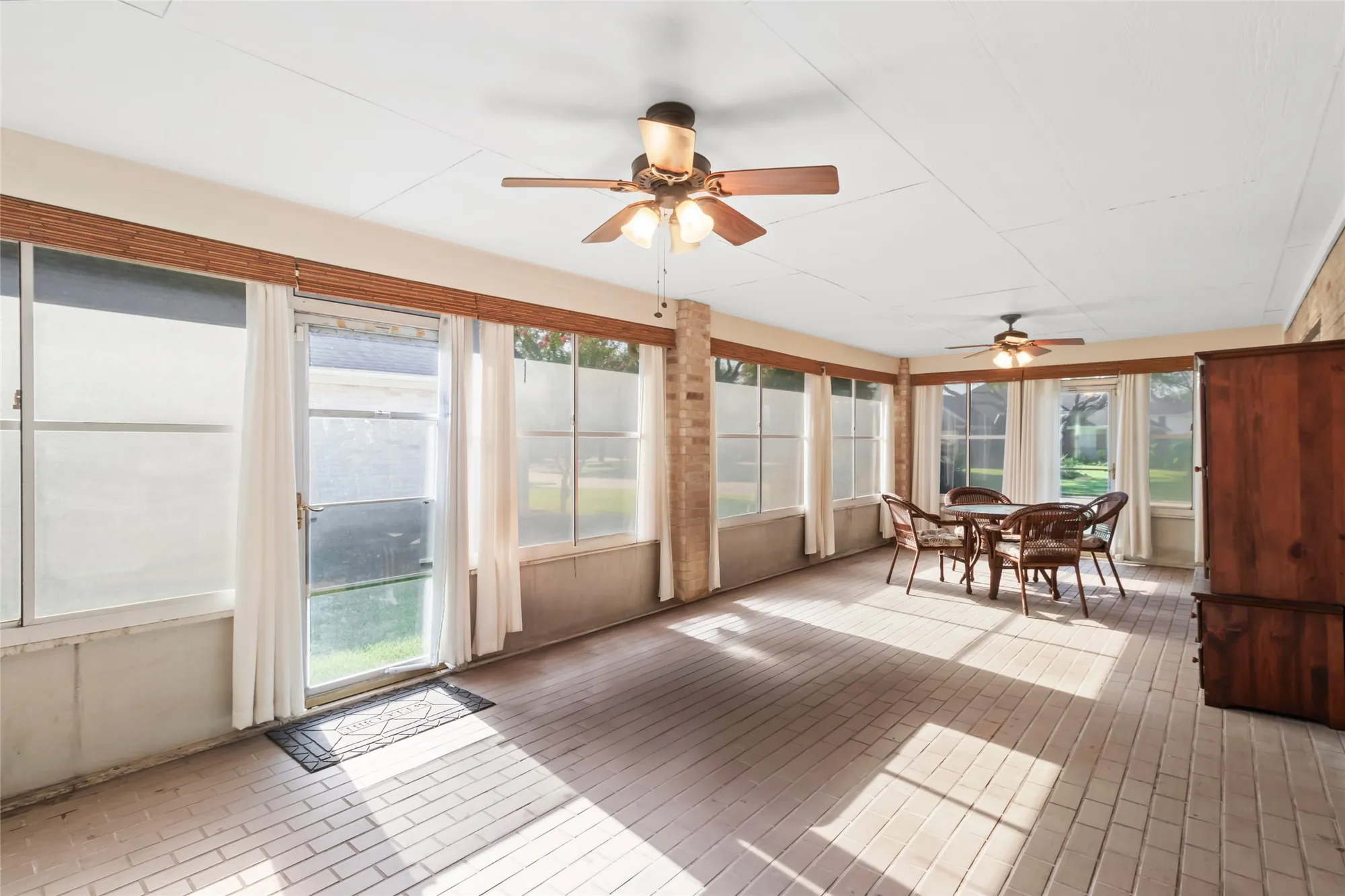 Property Slideshow image 20 of 35 | 915 w palmcrest ct, Pearland, TX, 77584