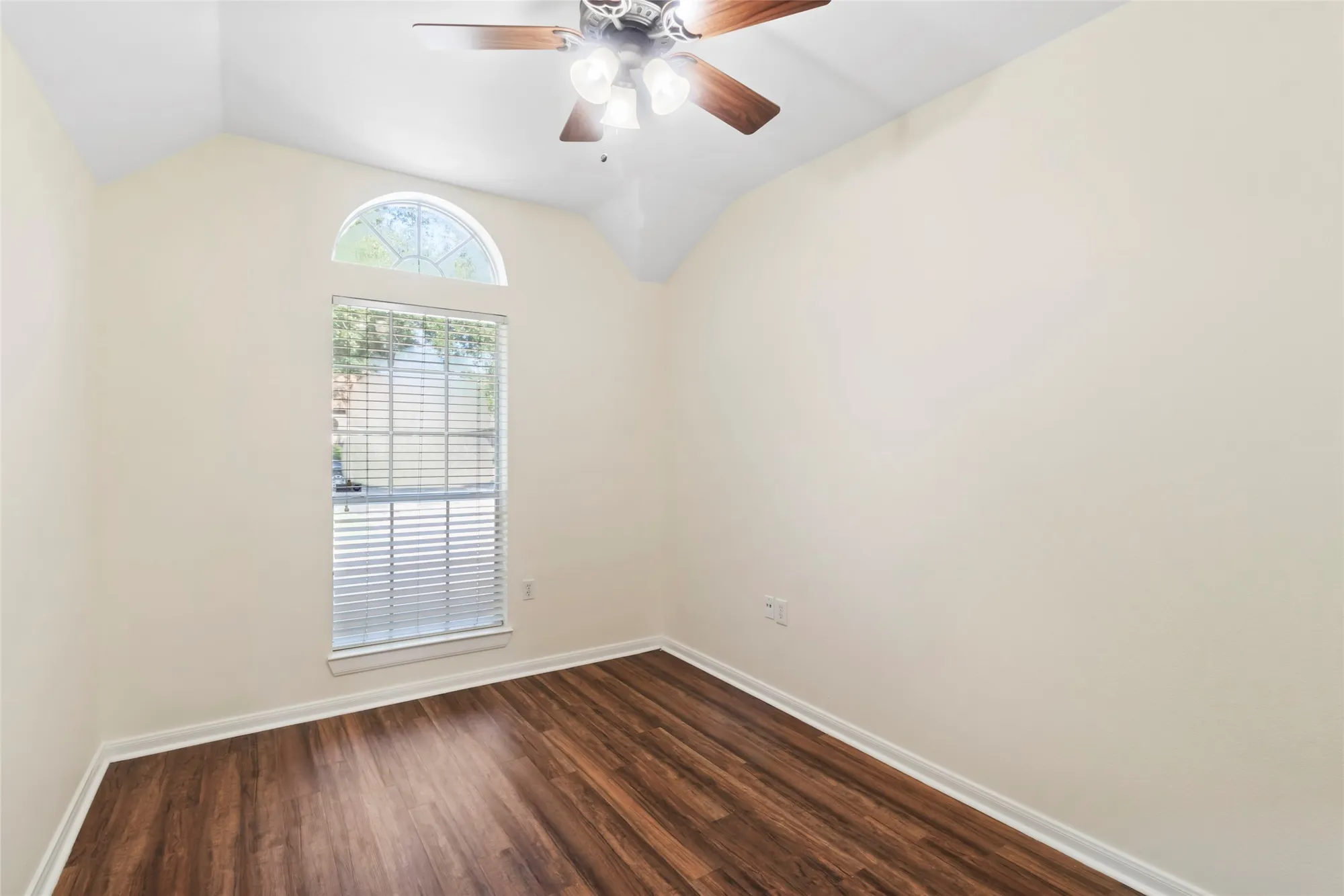Property Slideshow image 22 of 35 | 915 w palmcrest ct, Pearland, TX, 77584