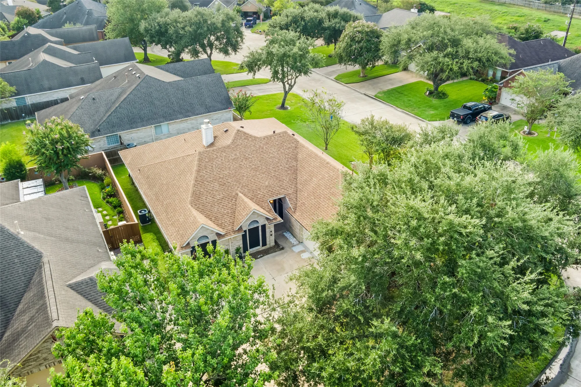 Property Slideshow image 32 of 35 | 915 w palmcrest ct, Pearland, TX, 77584