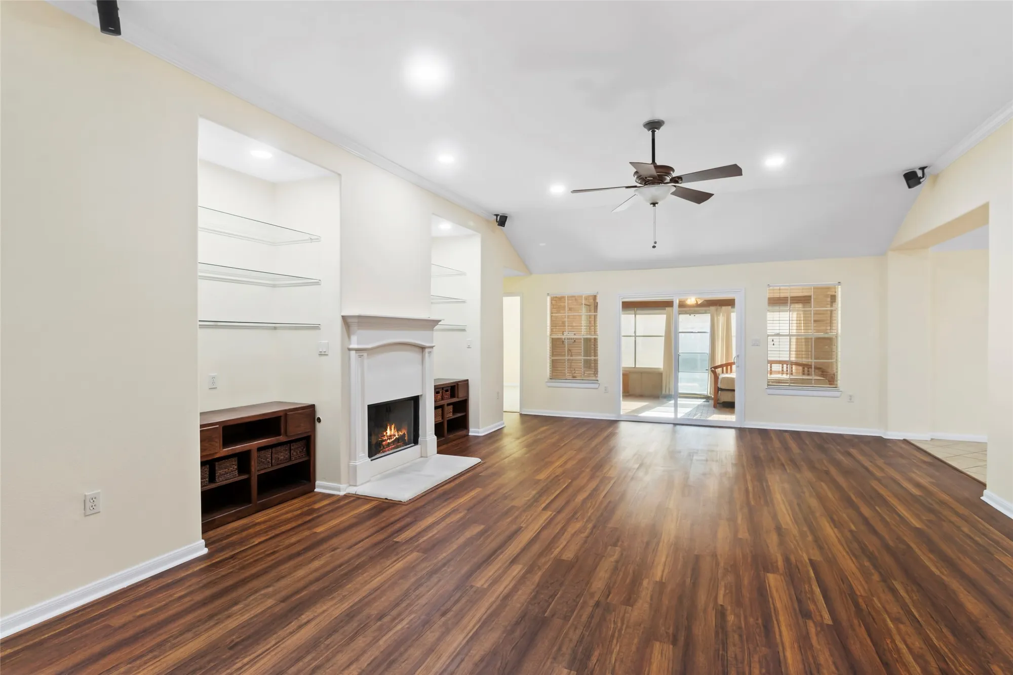 Property Slideshow image 4 of 35 | 915 w palmcrest ct, Pearland, TX, 77584