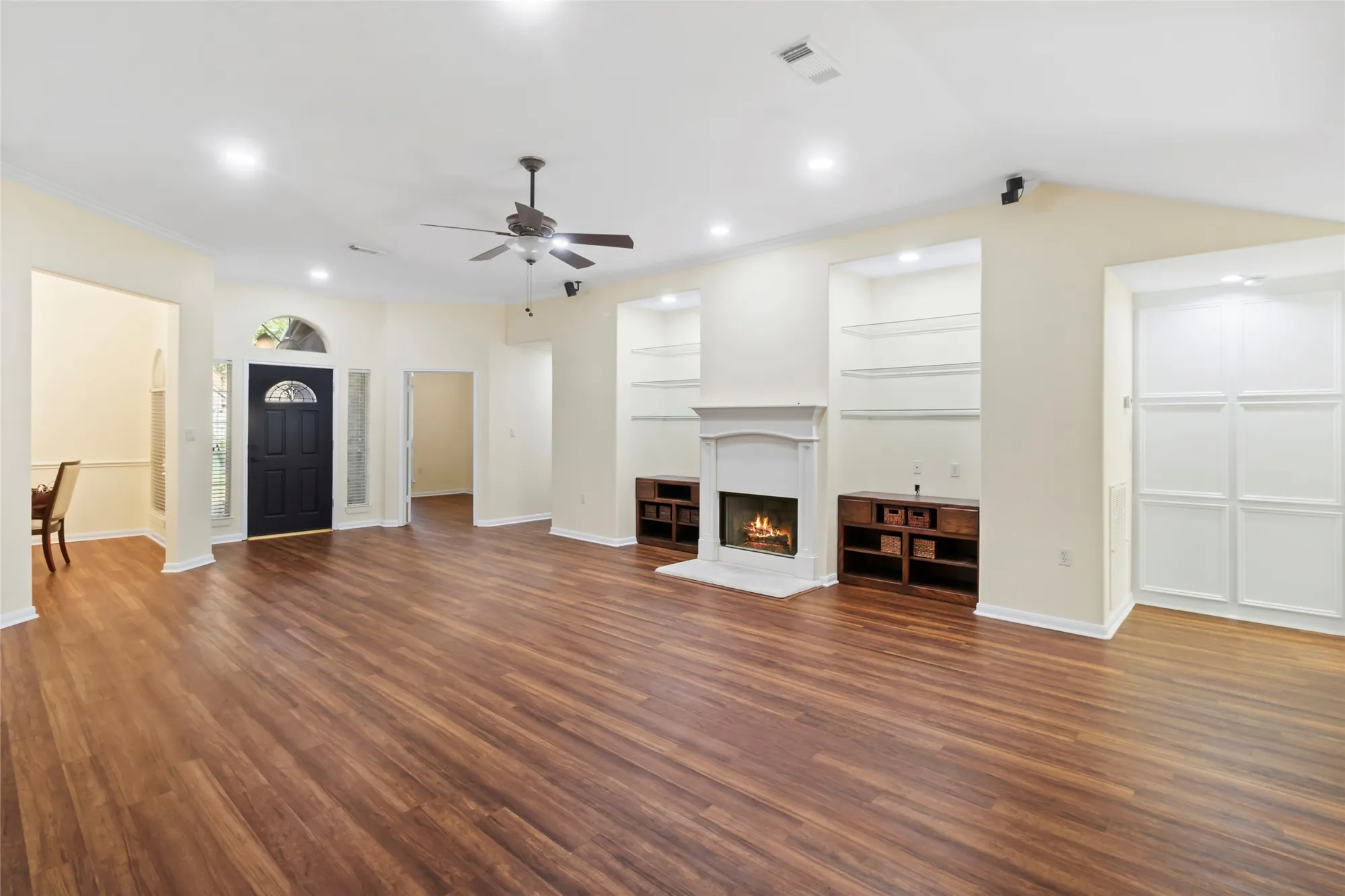 Property Slideshow image 5 of 35 | 915 w palmcrest ct, Pearland, TX, 77584